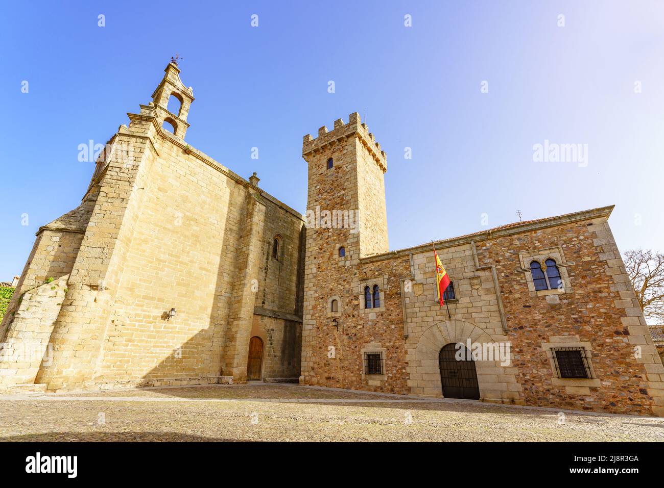 Pittoresca piazza della città nella città vecchia di Caceres, un sito patrimonio dell'umanità in Spagna Foto Stock