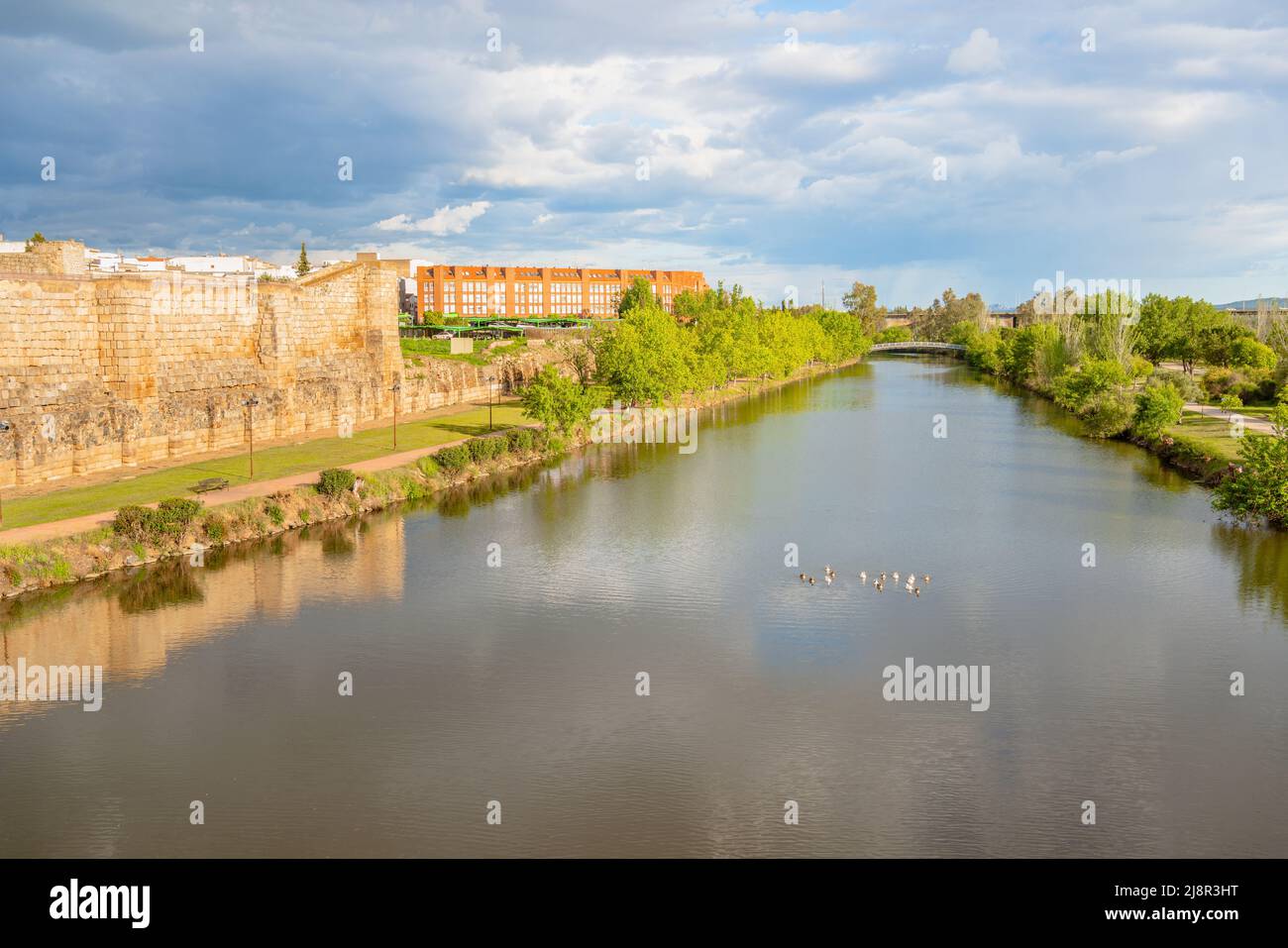 Vista panoramica del fiume Guadiana sulla città di Merida. Sulla sinistra si trova l'Alcazaba. Estremadura, Spagna Foto Stock