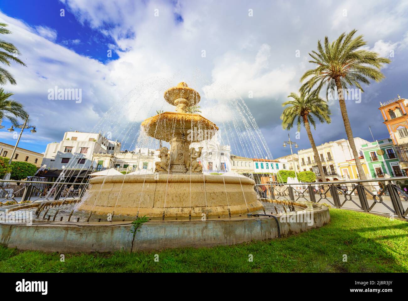 Mérida, Spagna. Aprile 28, 2022. Vista su Piazza Spagna. La piazza presenta una fontana in marmo neobarocco della fine del 19th secolo Foto Stock
