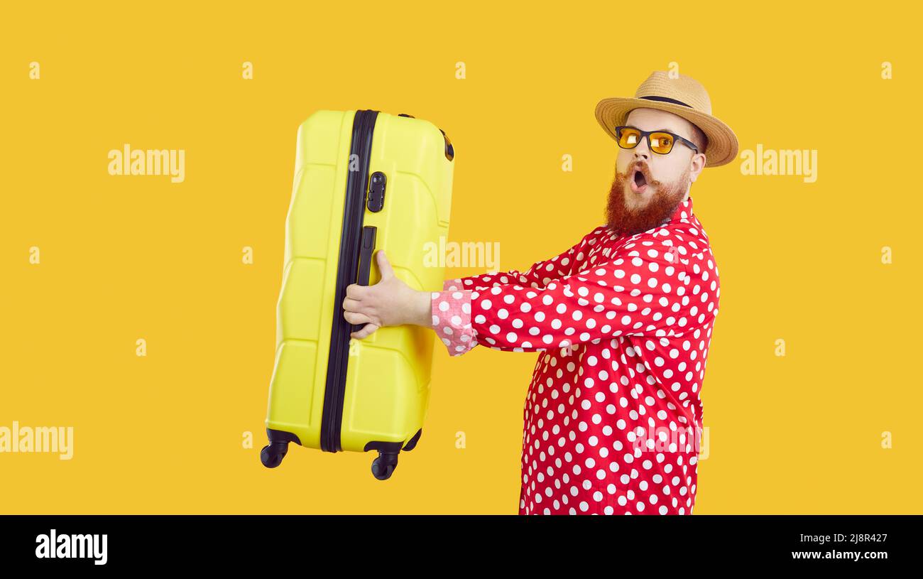 Divertente sorpresa uomo grasso che va in vacanza estate viaggio e portare la valigia gialla Foto Stock