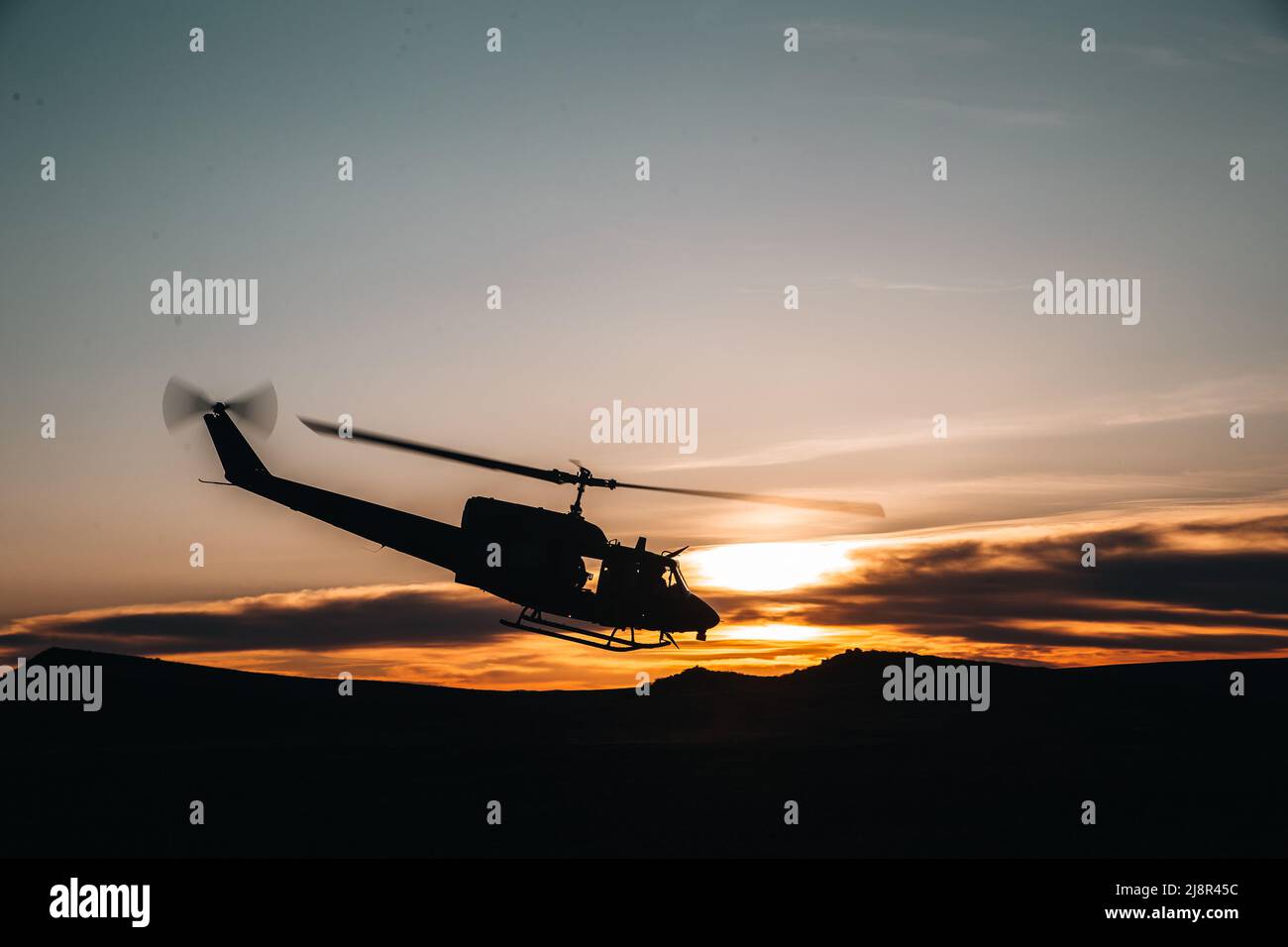 Gowen Field Air National Guard B, Idaho, USA. 4th maggio 2022. Una campana dell'aeronautica degli Stati Uniti UH-1N Twin Huey con 40th Squadron dell'elicottero dalla base dell'aeronautica di Malmstrom Great Falls, Montana, si solleva da un punto di osservazione alla base della guardia nazionale dell'aeronautica di Gowen Field, Idaho, 4 maggio 2022. Garnet Rattler è un esercizio di addestramento congiunto tra gli elementi del battaglione anti-aria Littoral 3D, del Regiment Littoral 3D, dell'esercito degli Stati Uniti e dell'aeronautica degli Stati Uniti per condurre le operazioni simulate di controllo del mare e del tempo congiunto sugli attacchi del bersaglio. Credit: U.S. Marines/ZUMA Press Wire Service/ZUMAPRESS.com/Alamy Live News Foto Stock