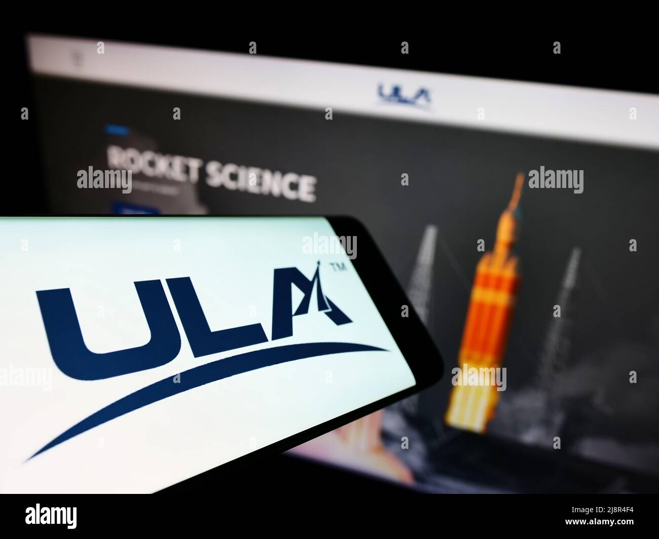 Smartphone con logo della United Launch Alliance (ULA), azienda spaziale americana, sullo schermo di fronte al sito Web. Concentrarsi sul centro del display del telefono. Foto Stock