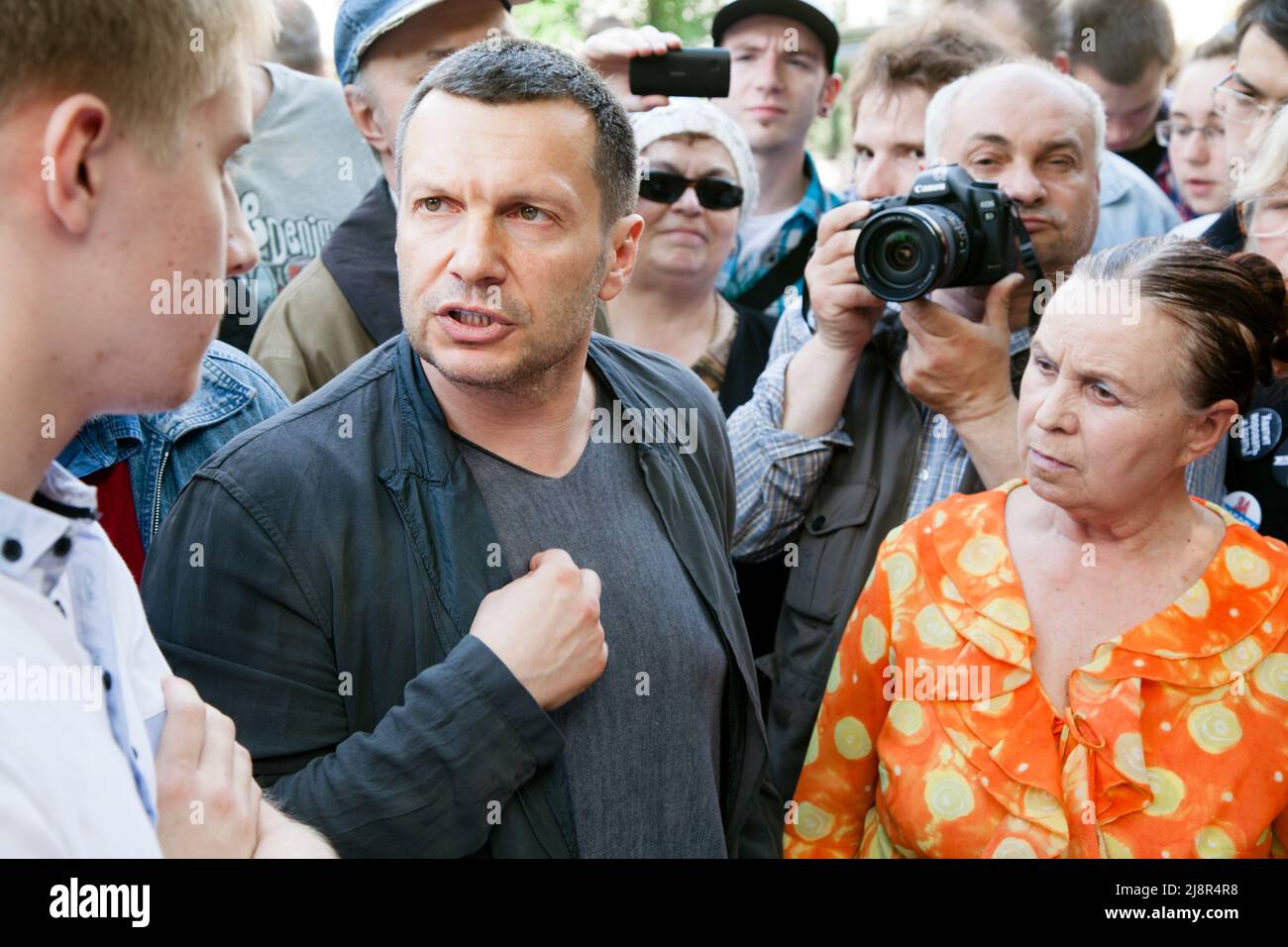 Mosca, Russia. 12th maggio 2012. Il presentatore russo Vladimir Solovyov (C) parla con la gente durante le attività di protesta vicino al monumento ad Abay Kunanbayev nel distretto pulito dei Ponds, nel centro di Mosca, Russia Foto Stock