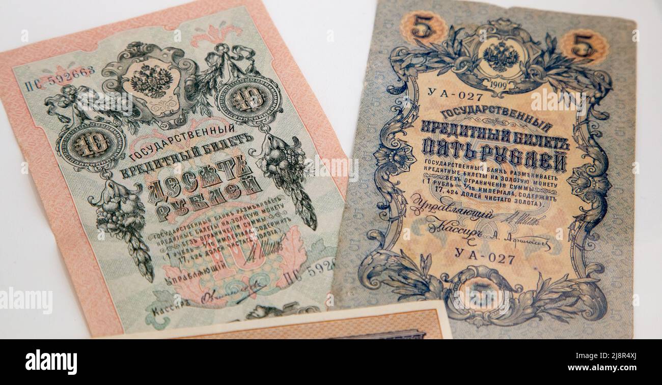 Mosca, Russia, 23 ottobre 2019: Vecchia banconota russa, 5 rubli e 10 rubli, circa 1909. Tzar Russia - fattura 1909: Un emblema nazionale stampato - Foto Stock