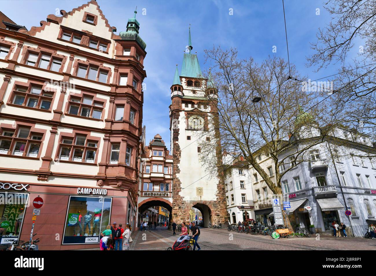 Friburgo, Germania - Aprile 2022: Torre con porta chiamata 'Quartinstor', un'altra porta della città del muro difensivo medievale Foto Stock