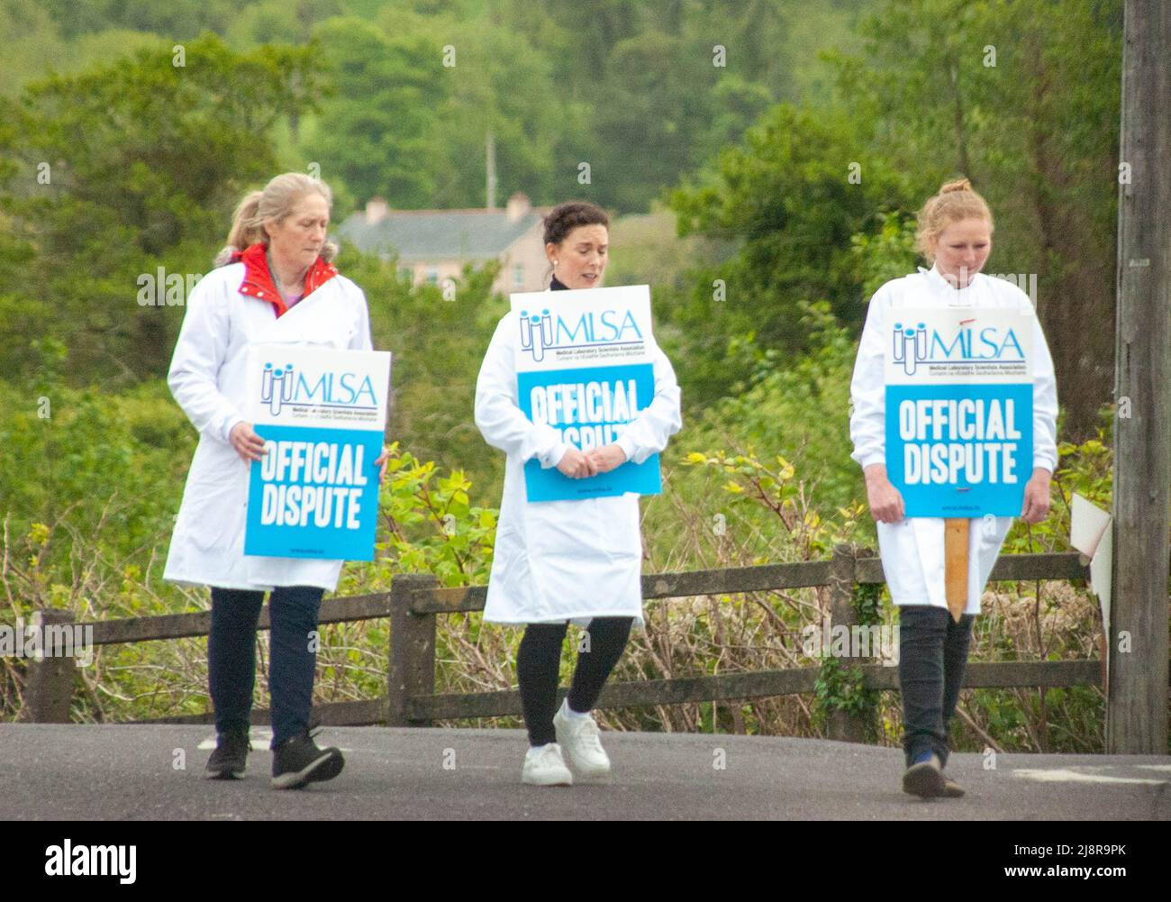 Bantry, West Cork, Irlanda, mercoledì 18 maggio, 2022; i membri della Medical Laboratory Scientists Association (MLSA) hanno svolto un'azione industriale presso il Bantry General Hospital oggi per questioni di lunga durata di retribuzione e di sviluppo della carriera. Queste azioni, che interessano i servizi di routine dell'ospedale e del GP, hanno seguito molte tornate di colloqui falliti con l'HSE e il Dipartimento di Salute su questioni a lungo termine relative alla retribuzione e a un grave problema di reclutamento e ritenzione. Gli scienziati medici lavorano allo stesso modo con i colleghi che lavorano nei laboratori ospedalieri, ma vengono pagati in media il 8% in meno. Credit ed/Alamy Live News Foto Stock