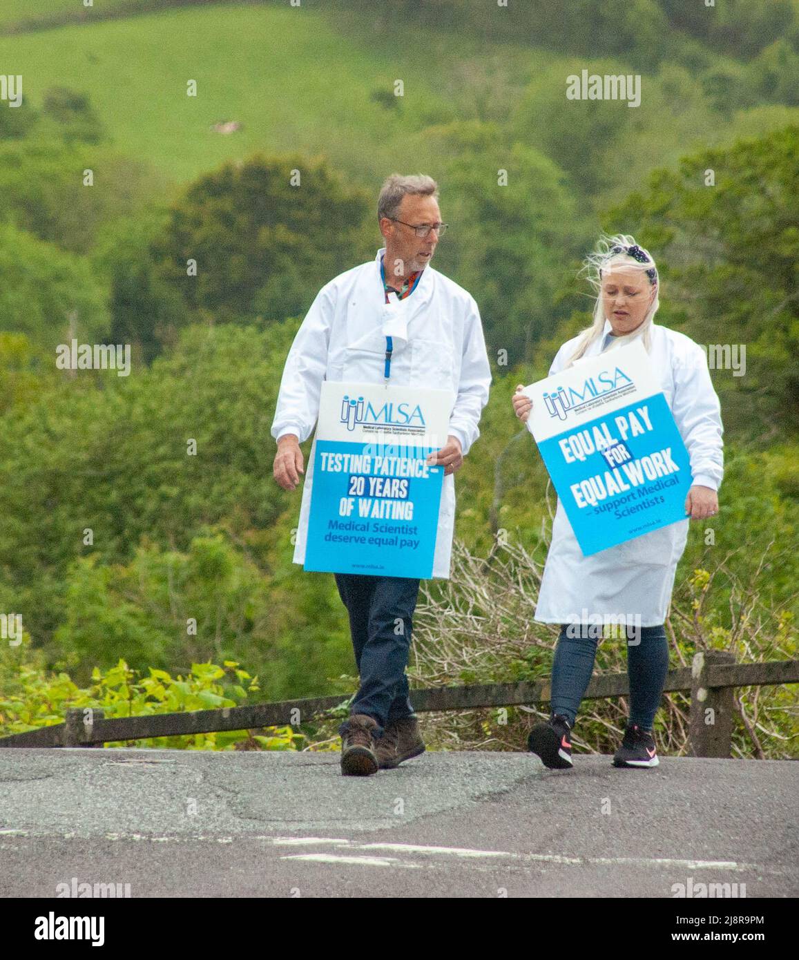 Bantry, West Cork, Irlanda, mercoledì 18 maggio, 2022; i membri della Medical Laboratory Scientists Association (MLSA) hanno svolto un'azione industriale presso il Bantry General Hospital oggi per questioni di lunga durata di retribuzione e di sviluppo della carriera. Queste azioni, che interessano i servizi di routine dell'ospedale e del GP, hanno seguito molte tornate di colloqui falliti con l'HSE e il Dipartimento di Salute su questioni a lungo termine relative alla retribuzione e a un grave problema di reclutamento e ritenzione. Gli scienziati medici lavorano allo stesso modo con i colleghi che lavorano nei laboratori ospedalieri, ma vengono pagati in media il 8% in meno. Credit ed/Alamy Live News Foto Stock