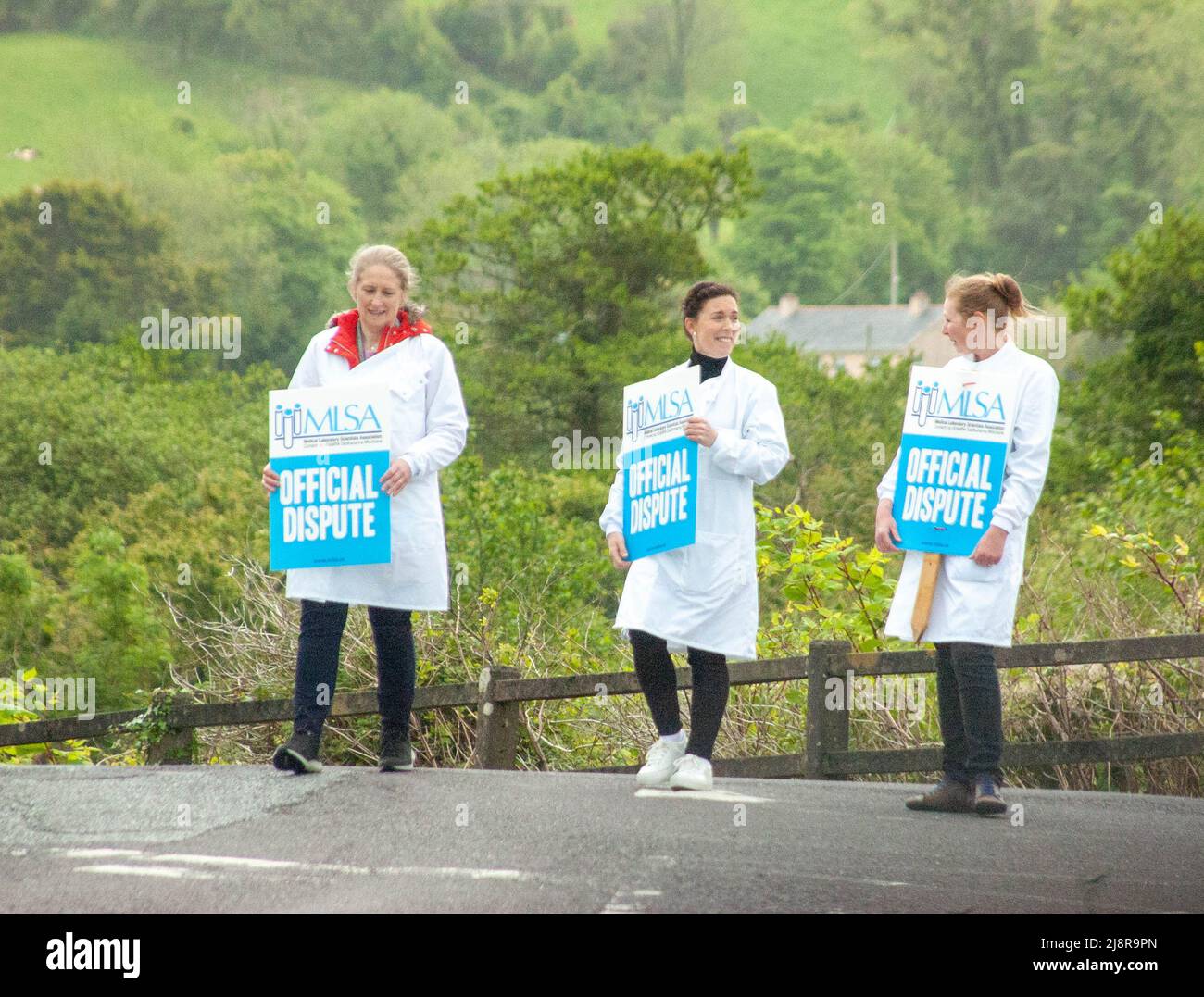 Bantry, West Cork, Irlanda, mercoledì 18 maggio, 2022; i membri della Medical Laboratory Scientists Association (MLSA) hanno svolto un'azione industriale presso il Bantry General Hospital oggi per questioni di lunga durata di retribuzione e di sviluppo della carriera. Queste azioni, che interessano i servizi di routine dell'ospedale e del GP, hanno seguito molte tornate di colloqui falliti con l'HSE e il Dipartimento di Salute su questioni a lungo termine relative alla retribuzione e a un grave problema di reclutamento e ritenzione. Gli scienziati medici lavorano allo stesso modo con i colleghi che lavorano nei laboratori ospedalieri, ma vengono pagati in media il 8% in meno. Credit ed/Alamy Live News Foto Stock