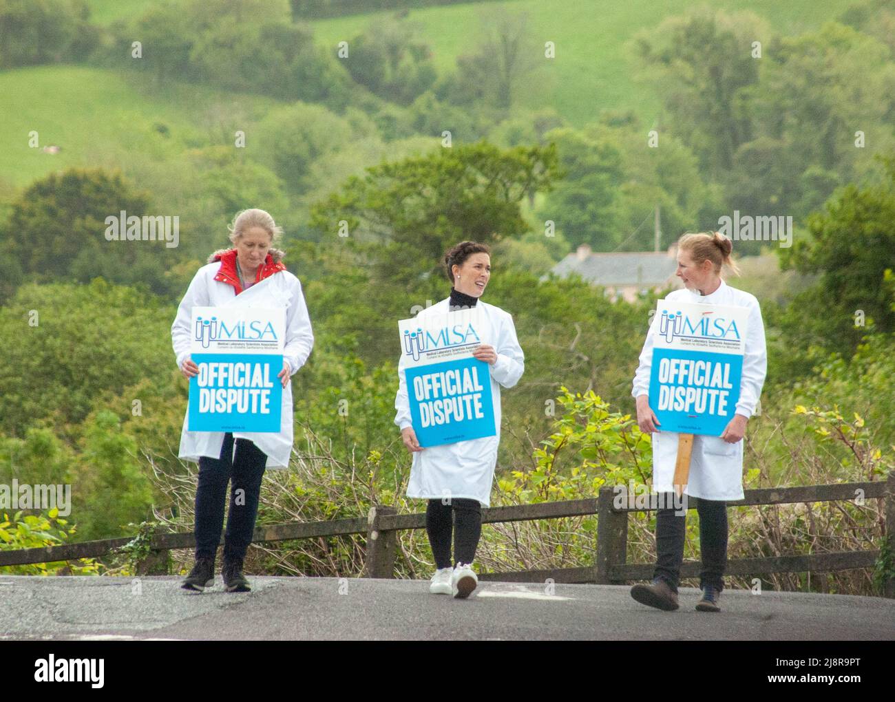 Bantry, West Cork, Irlanda, mercoledì 18 maggio, 2022; i membri della Medical Laboratory Scientists Association (MLSA) hanno svolto un'azione industriale presso il Bantry General Hospital oggi per questioni di lunga durata di retribuzione e di sviluppo della carriera. Queste azioni, che interessano i servizi di routine dell'ospedale e del GP, hanno seguito molte tornate di colloqui falliti con l'HSE e il Dipartimento di Salute su questioni a lungo termine relative alla retribuzione e a un grave problema di reclutamento e ritenzione. Gli scienziati medici lavorano allo stesso modo con i colleghi che lavorano nei laboratori ospedalieri, ma vengono pagati in media il 8% in meno. Credit ed/Alamy Live News Foto Stock