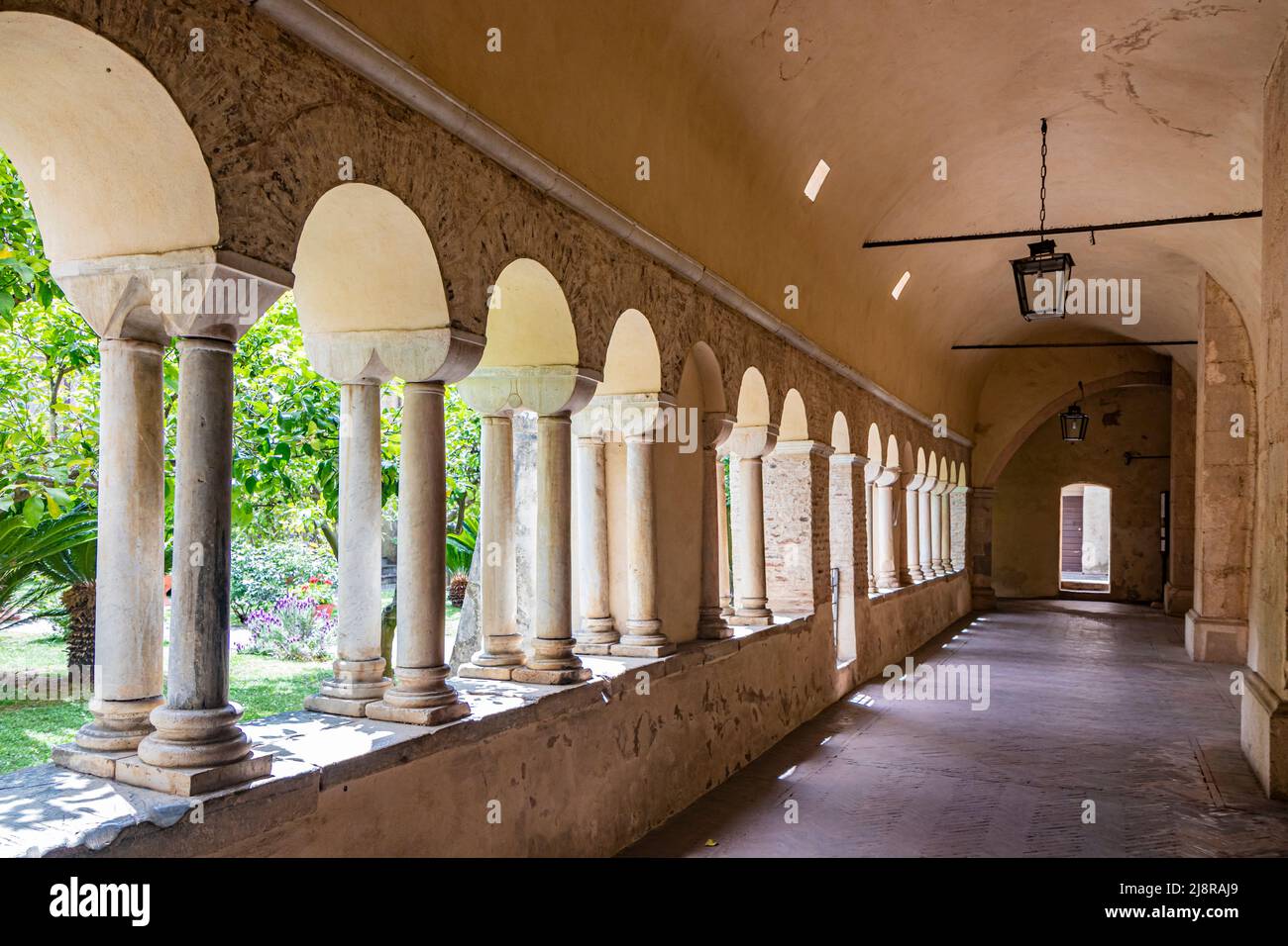 1 maggio 2022 - Priverno, Latina, Lazio, Italia - Abbazia di Fossanova. Il chiostro con il suo splendido colonnato, portico e volte a botte. Crepuscolo, sol Foto Stock