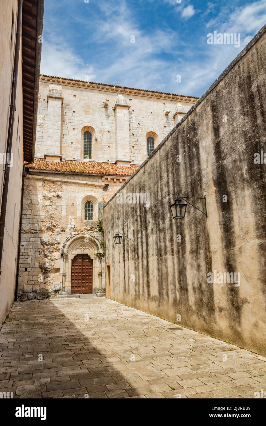 1 maggio 2022 - Priverno, Latina, Lazio, Italia - Abbazia di Fossanova. Il muro che circonda il chiostro e la porta dell'ingresso laterale della chiesa. Foto Stock