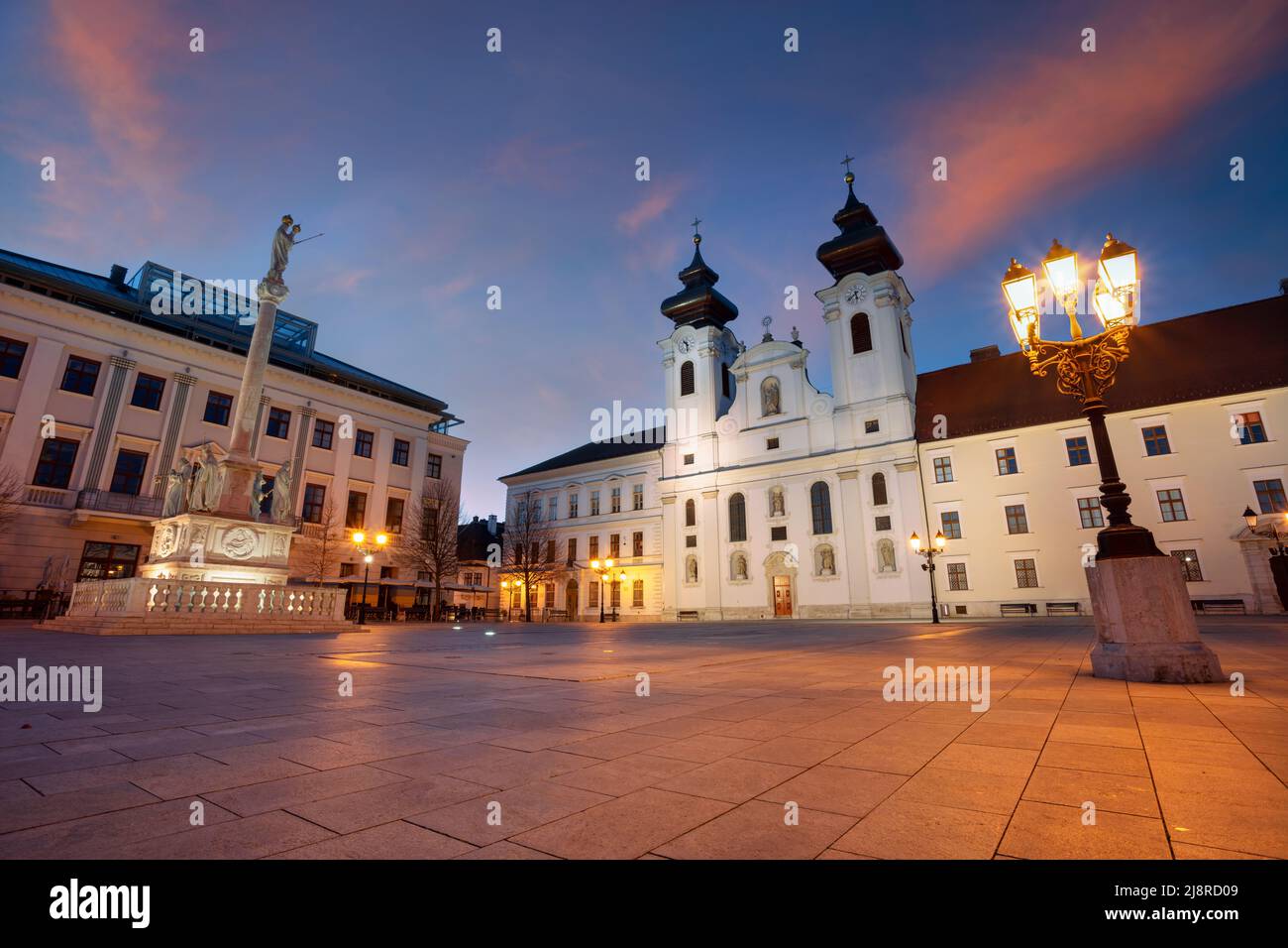 Gyor, Ungheria. Immagine del paesaggio urbano del centro di Gyor, Ungheria con Piazza Szechenyi all'alba. Foto Stock