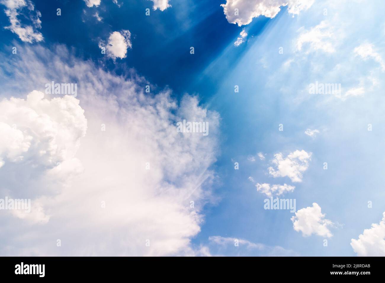 la luce del cielo risplende attraverso le nuvole bianche. calma sfondo naturale estivo Foto Stock