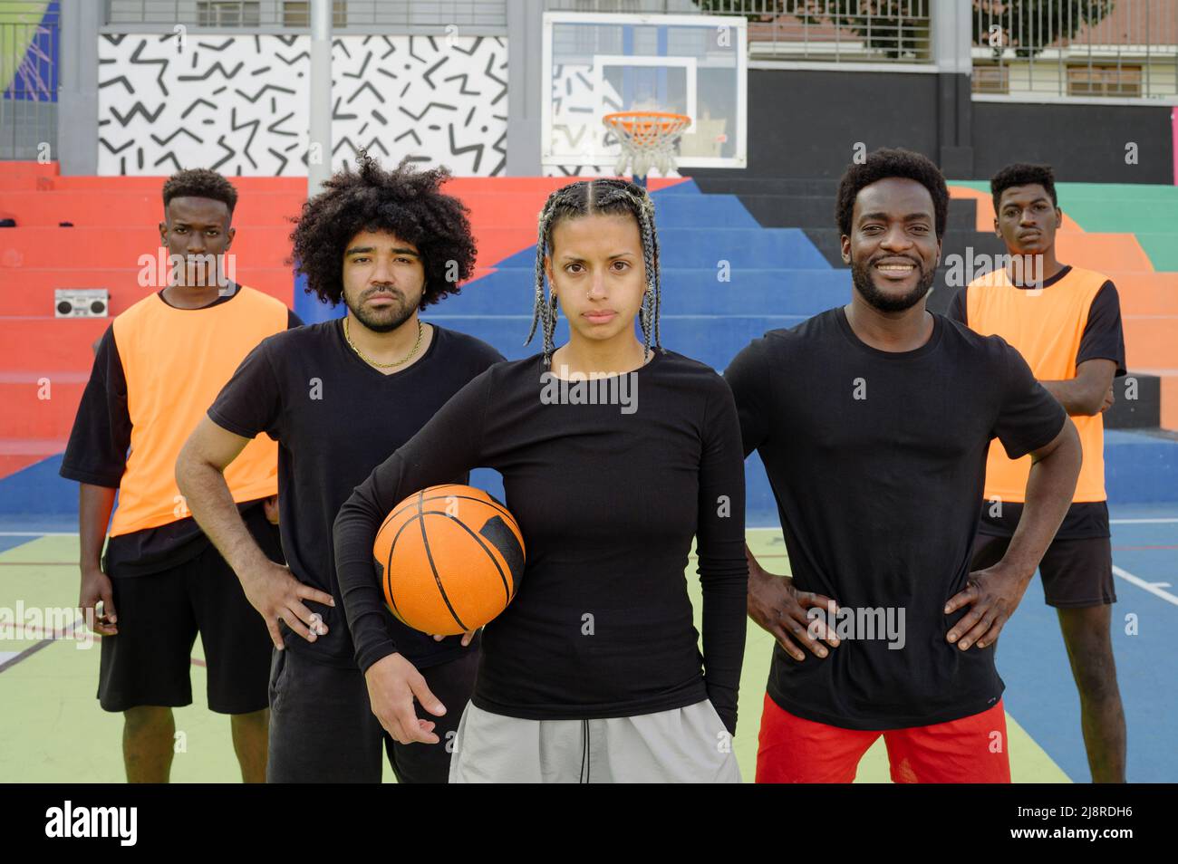 Squadra di giocatori di basket nero sul parco giochi urbano Foto Stock