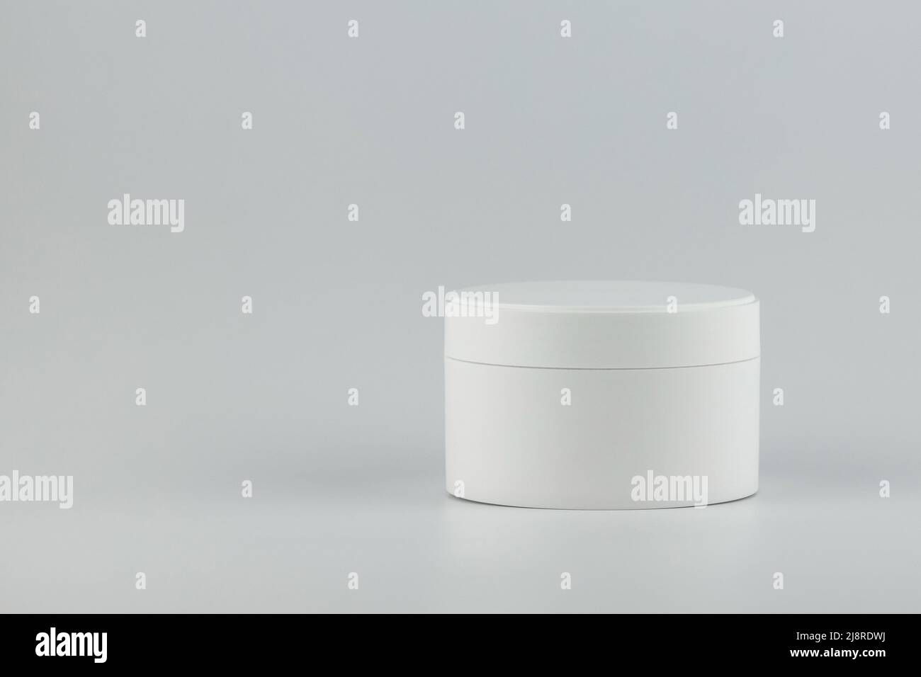 Vaso in plastica bianca senza marchio per prodotti cosmetici. Skincare e cosmetologia mockup con spazio copia. Modello di identità di branding per testo e design Foto Stock