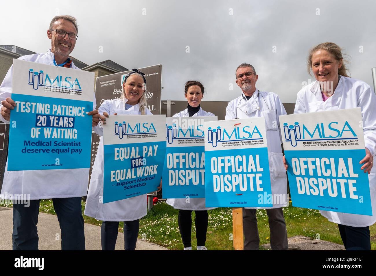 Bantry, West Cork, Irlanda. 18th maggio 2022. Circa 2.100 scienziati medici hanno iniziato un sciopero di 12 ore in tutto il paese alle 8am di questa mattina. Gli scienziati, membri della Medical Laboratory Scientists Association, stanno colpendo per la retribuzione, il reclutamento e la conservazione, aumentando i carichi di lavoro e le opportunità di sviluppo professionale. Gli scienziati del Bantry General Hospital sono stati in sciopero dalle 8am di questa mattina. Credit: AG News/Alamy Live News Foto Stock