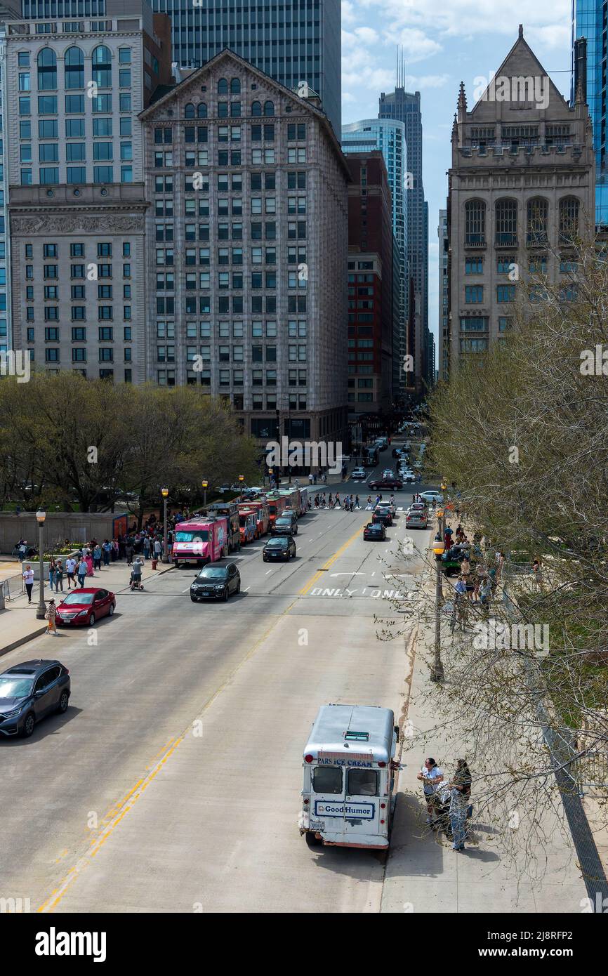 Rosemont, il - 23 APRILE 2022: Vista rialzata dei camion di cibo di lavoro a Chicago Foto Stock