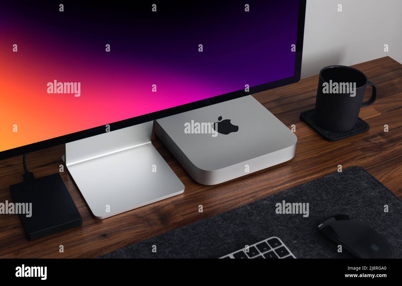 LONDRA - 10 APRILE 2022: Apple Studio Display e Mac Mini computer sulla scrivania dell'ufficio domestico Foto Stock
