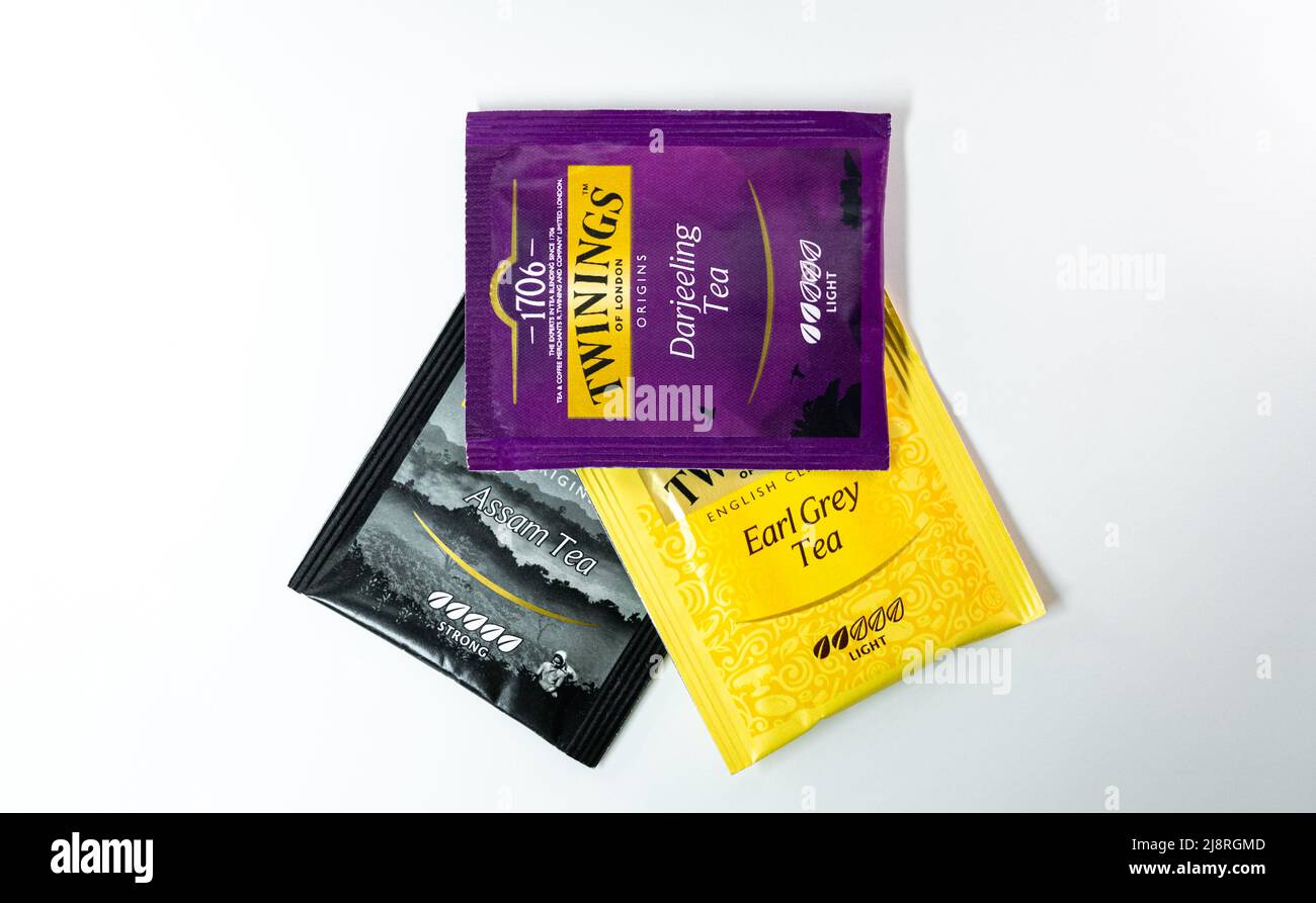 Un pacchetto di Twinings Darjeeling Tea, Assam Tea e Earl Gray tè su sfondo bianco. Foto Stock