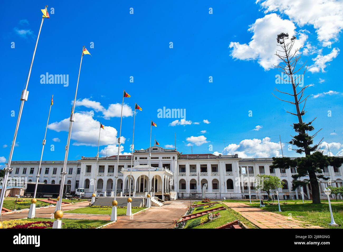 (220518) -- YAOUNDE, 18 maggio 2022 (Xinhua) -- Foto scattata il 15 maggio 2022 mostra il Museo Nazionale del Camerun a Yaounde, Camerun. Il Museo Nazionale del Camerun ha circa 22 gallerie con più di mille mostre, tra cui strumenti musicali locali, sculture in bronzo e legno, manufatti dell'età della pietra, ceramiche e reliquie dei regni tribali tradizionali. (Foto di Kepseu/Xinhua) Foto Stock