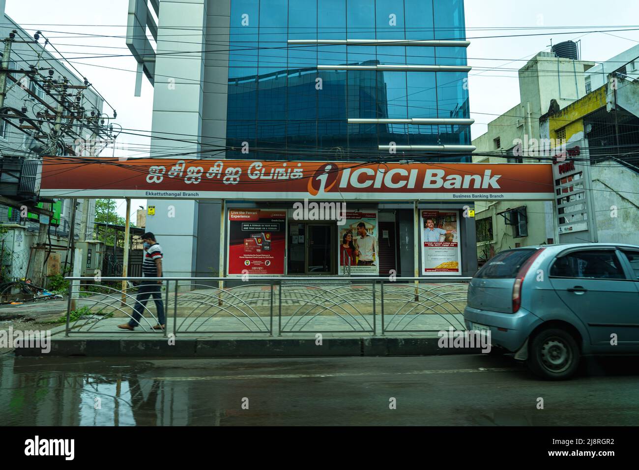 La facciata della Banca ICICI Ekkatuthangal Branch in Guindy. Foto Stock