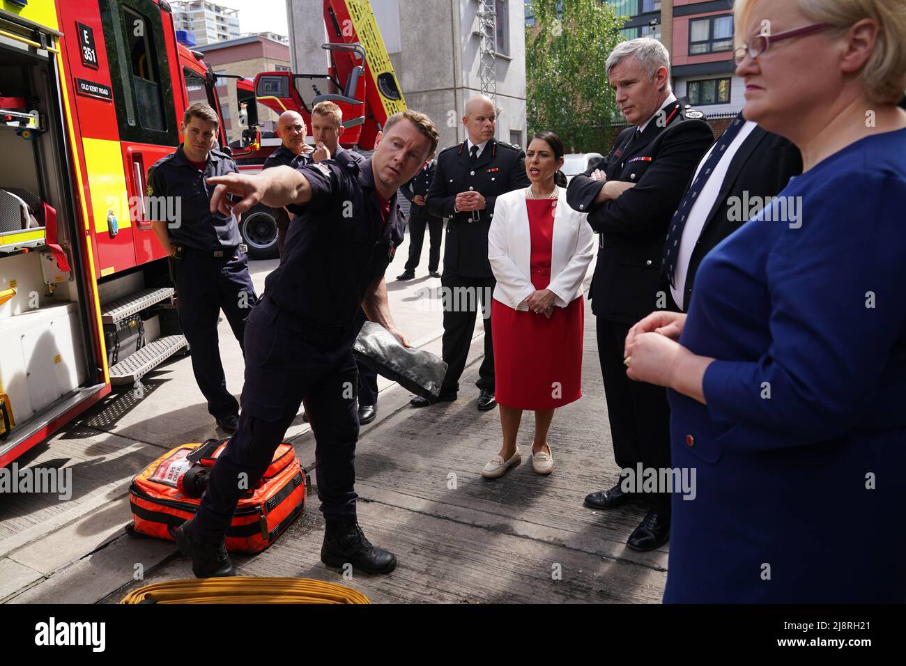 Il segretario di casa Priti Patel e il commissario dei Vigili del fuoco di Londra Andy Roe (seconda destra) durante la visita alla stazione dei vigili del fuoco di Old Kent Road per discutere l'annuncio del Libro bianco sulla riforma dei Vigili del fuoco di punta, nonché una serie di annunci sulla sicurezza antincendio. Data foto: Mercoledì 18 maggio 2022. Foto Stock