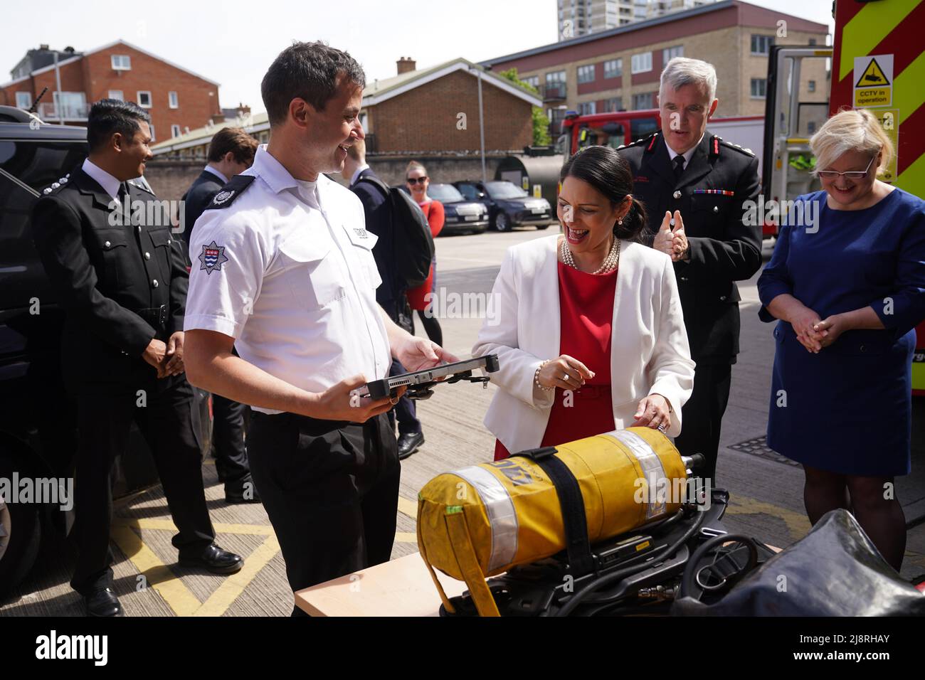 Il segretario d'interni Priti Patel (centro) è in mostra con il commissario dei vigili del fuoco di Londra Andy Roe (seconda destra) e il dottor Fiona Twycross (destra), vice sindaco dei vigili del fuoco e della resilienza, durante una visita alla stazione dei vigili del fuoco di Old Kent Road, Southwark, Londra sud-orientale, Discutere l'annuncio del Libro bianco sulla riforma antincendio di punta, nonché una serie di annunci sulla sicurezza antincendio. Data foto: Mercoledì 18 maggio 2022. Foto Stock