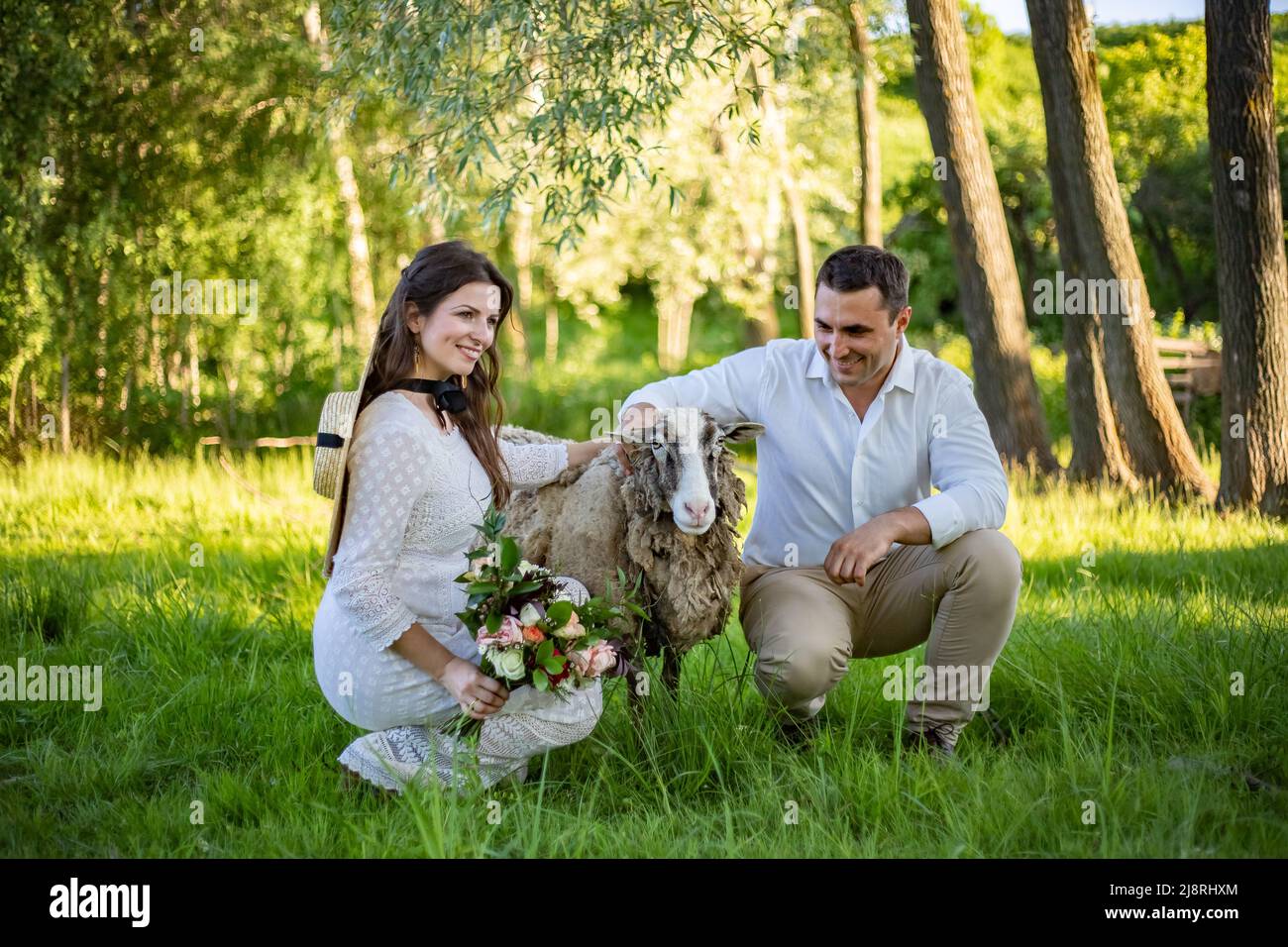 bel ritratto di bello e giovane sposo e sposa all'aperto Foto Stock