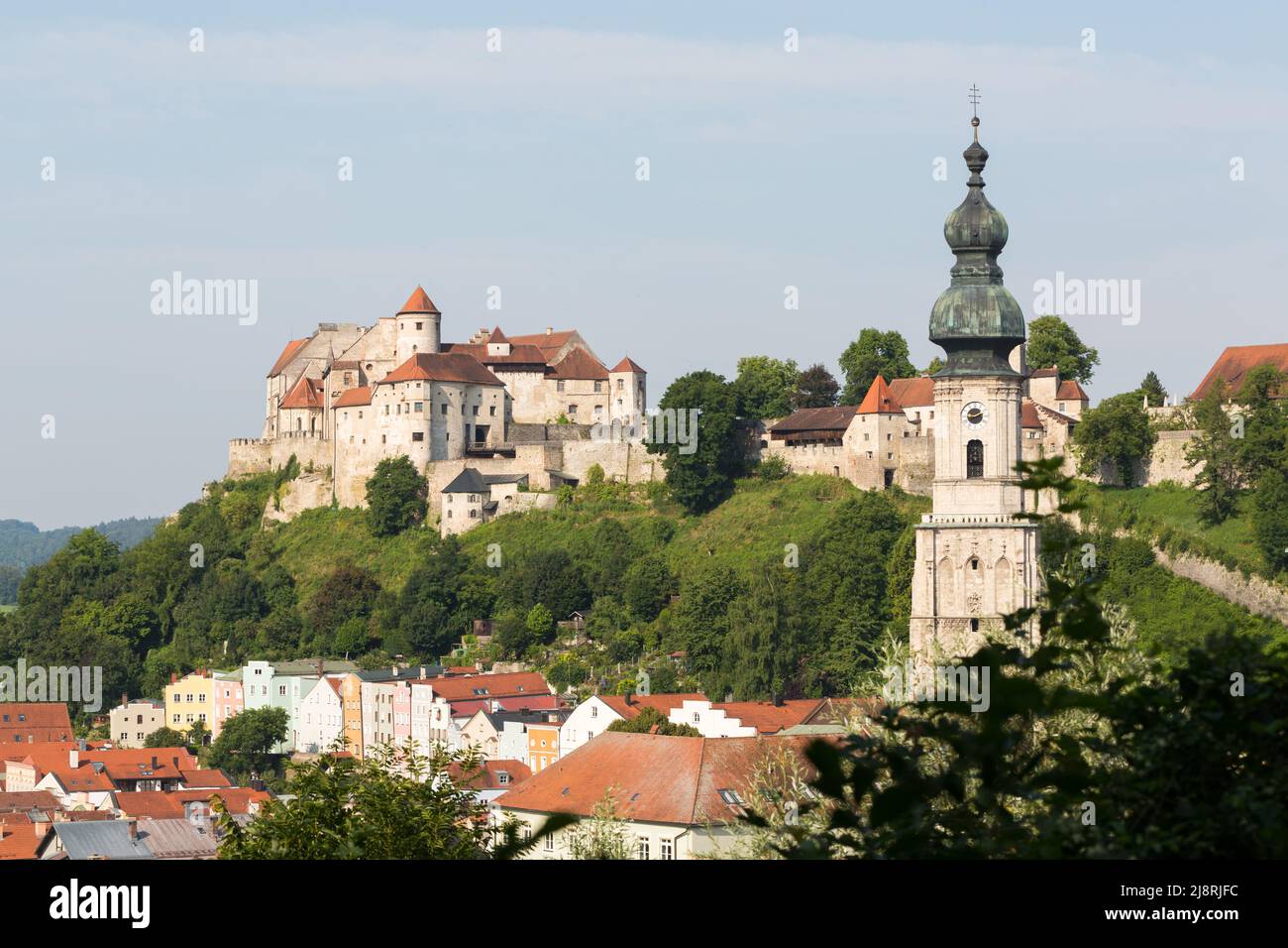 Burghausen, Germania - 24 luglio 2021: Castello principale di Burghausen e campanile della chiesa di San Jakob. Foto Stock