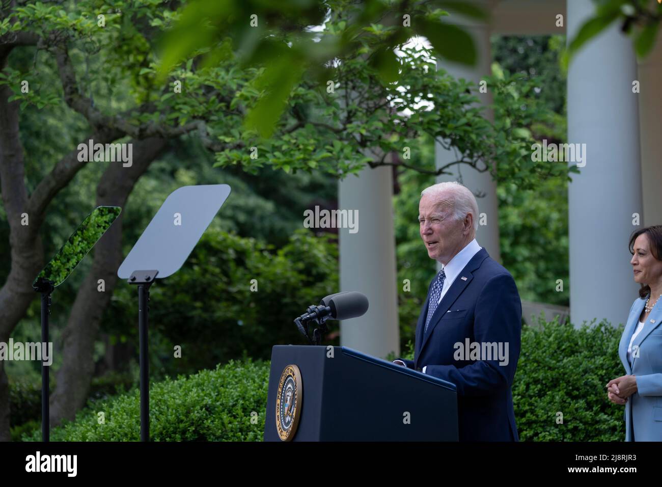 Il presidente degli Stati Uniti Joe Biden parla durante un ricevimento alla Casa Bianca a Washington, DC per celebrare il mese del Patrimonio Asiatico Americano, nativo Hawaiiano e dell'Islander Pacifico, 17 maggio 2022, credito: Chris Kleponis / Pool via CNP /MediaPunch Foto Stock