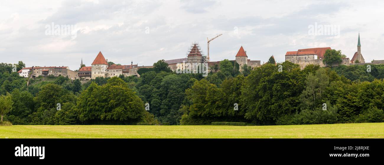 Burghausen, Germania - 24 luglio 2021: Panorama con il castello di Burghausen. Foto Stock
