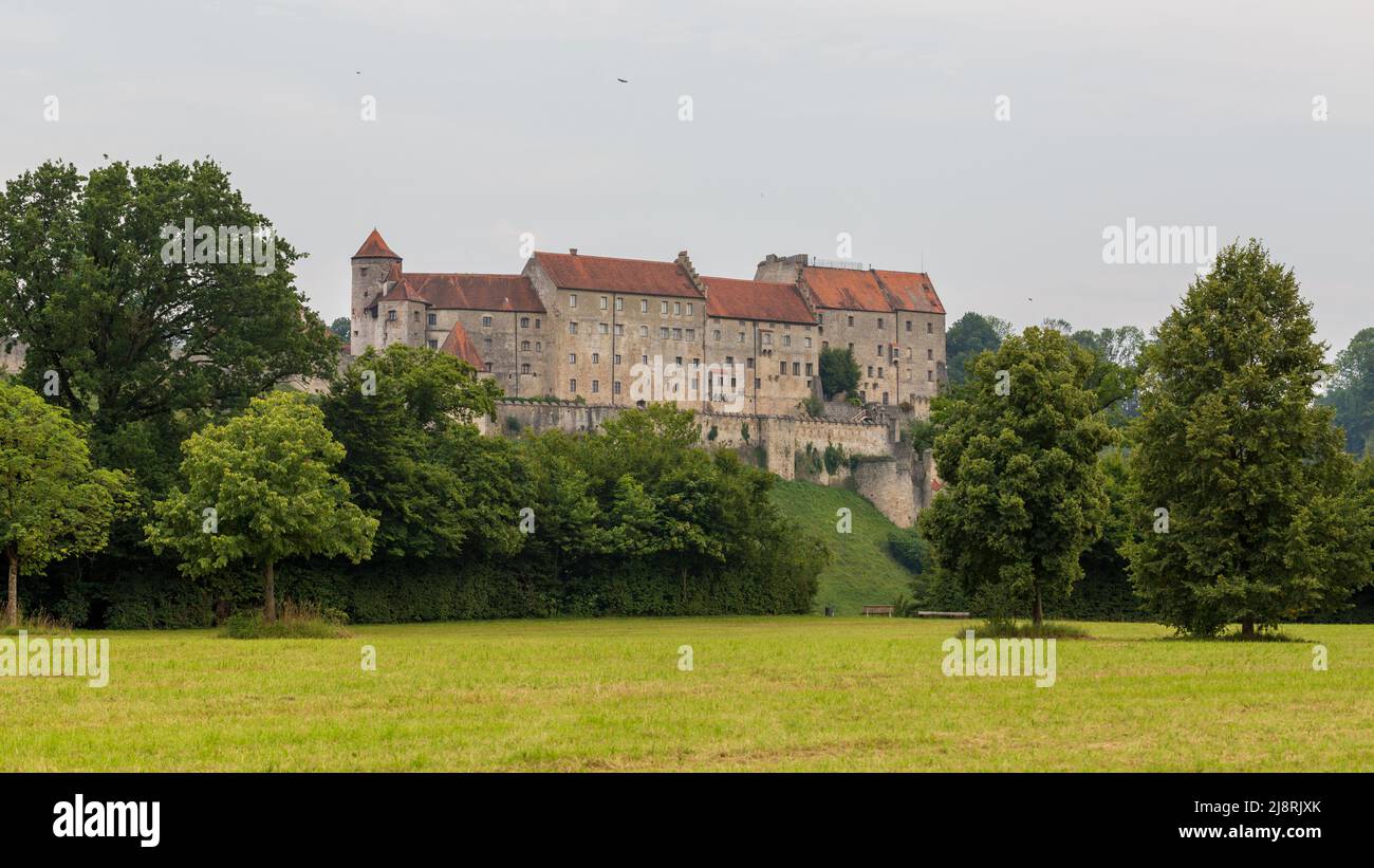 Burghausen, Germania - 24 luglio 2021: Vista sugli edifici del castello di Burghausen. Foto Stock