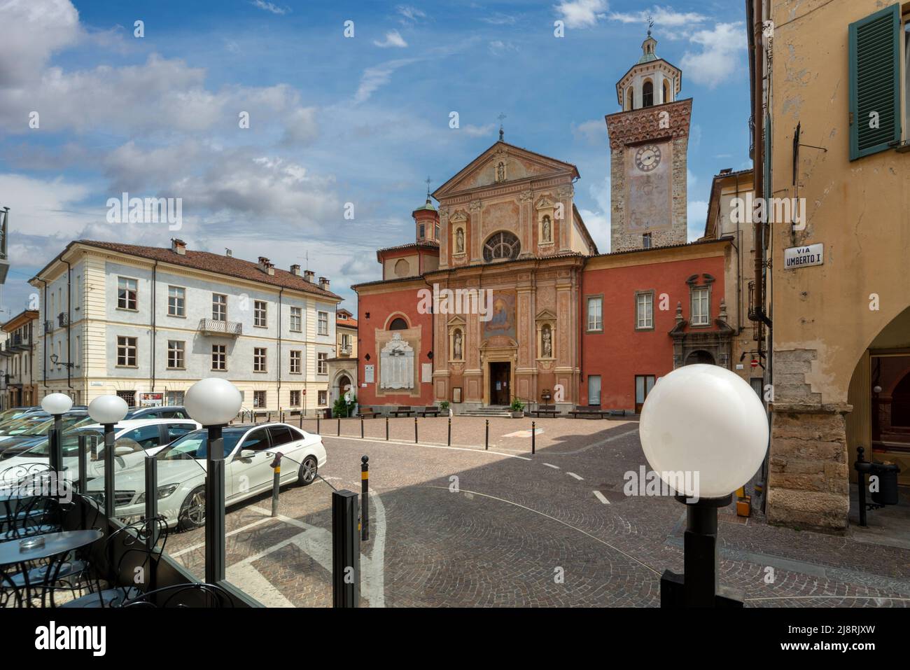 Busca, Cuneo, Italia - 13 maggio 2022: piazza della Rossa con Confraternita della Chiesa della Santissima Trinità con la torre civica detta Torre della Rossa Foto Stock