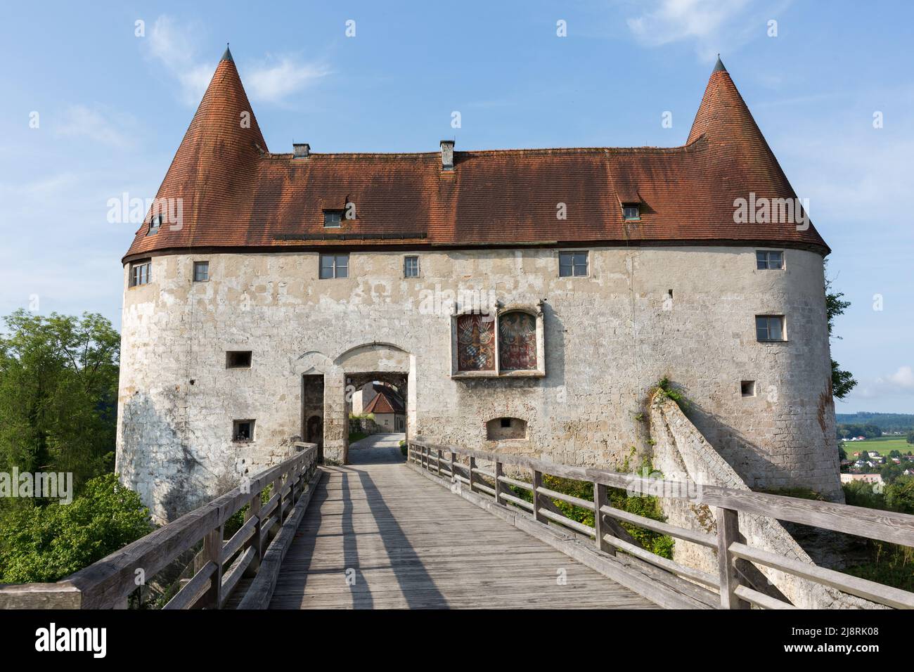 Burghausen, Germania - 25 luglio 2021: Vista frontale di Georgstor (porta di George). Con ponte in legno. Parte del castello di Burghausen. Foto Stock