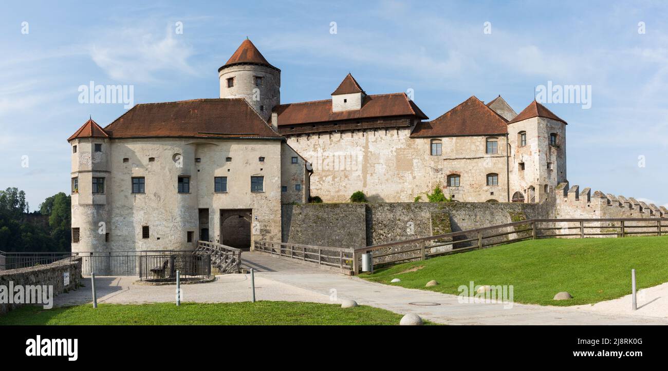 Burghausen, Germania - 25 luglio 2021: Vista ravvicinata sul castello principale di Burghausen. Foto Stock
