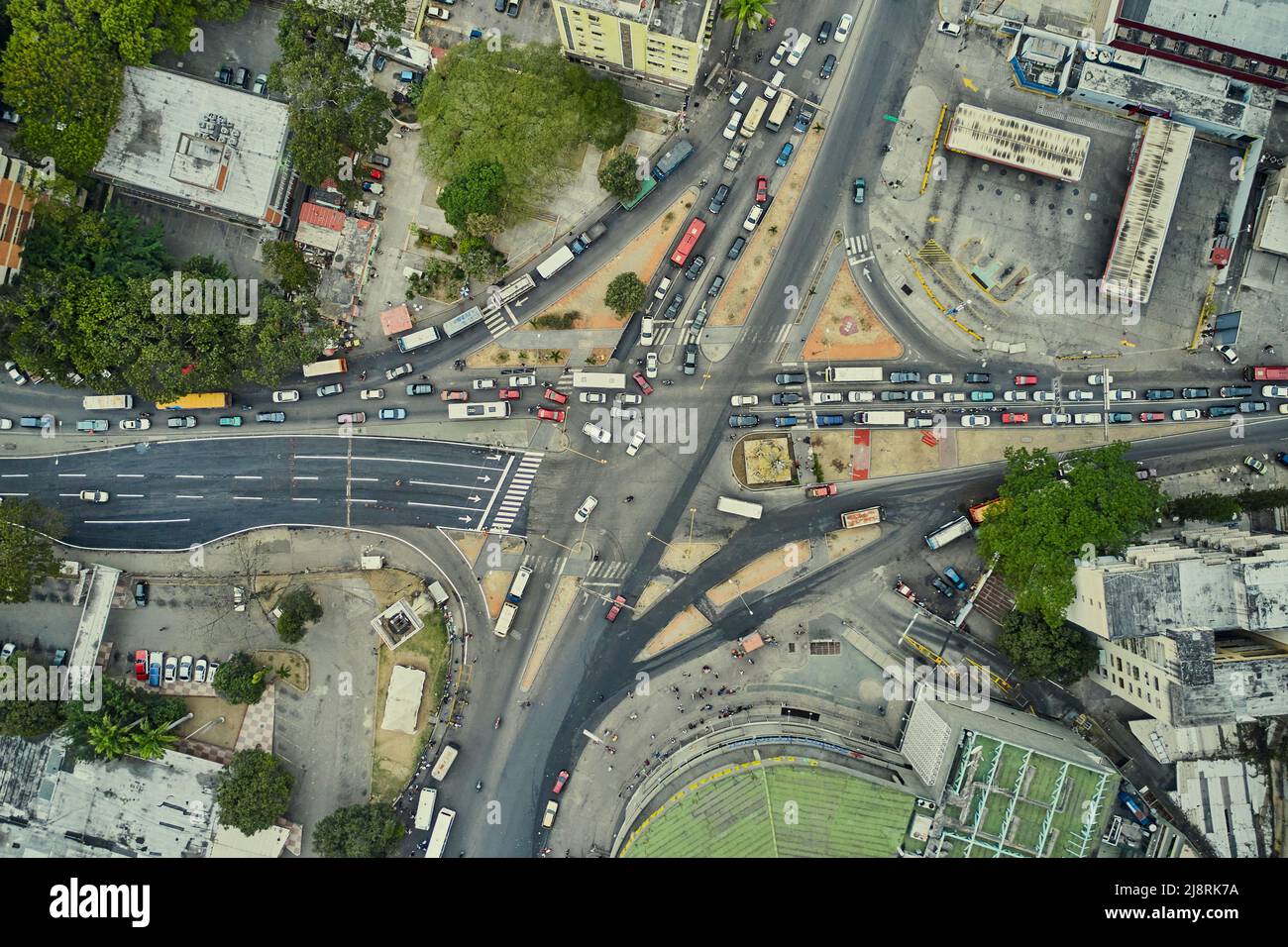 Traffico stradale all'incrocio o all'incrocio del centro della città dell'america latina, vista aerea o dall'alto Foto Stock