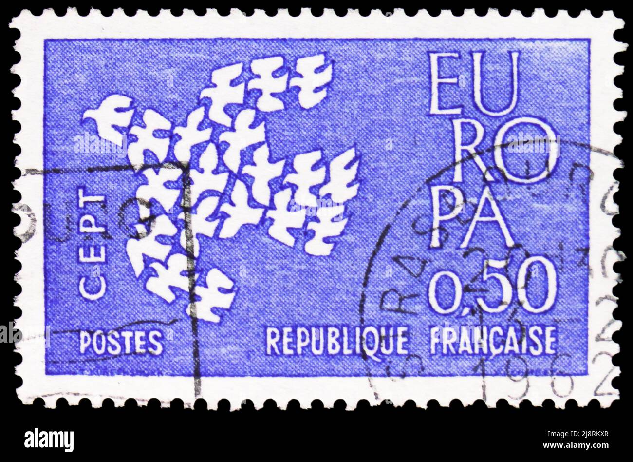 MOSCA, RUSSIA - 14 MAGGIO 2022: Francobollo stampato in Francia mostra Doves, Europa (C.E.P.T.) 1961 serie, circa 1961 Foto Stock