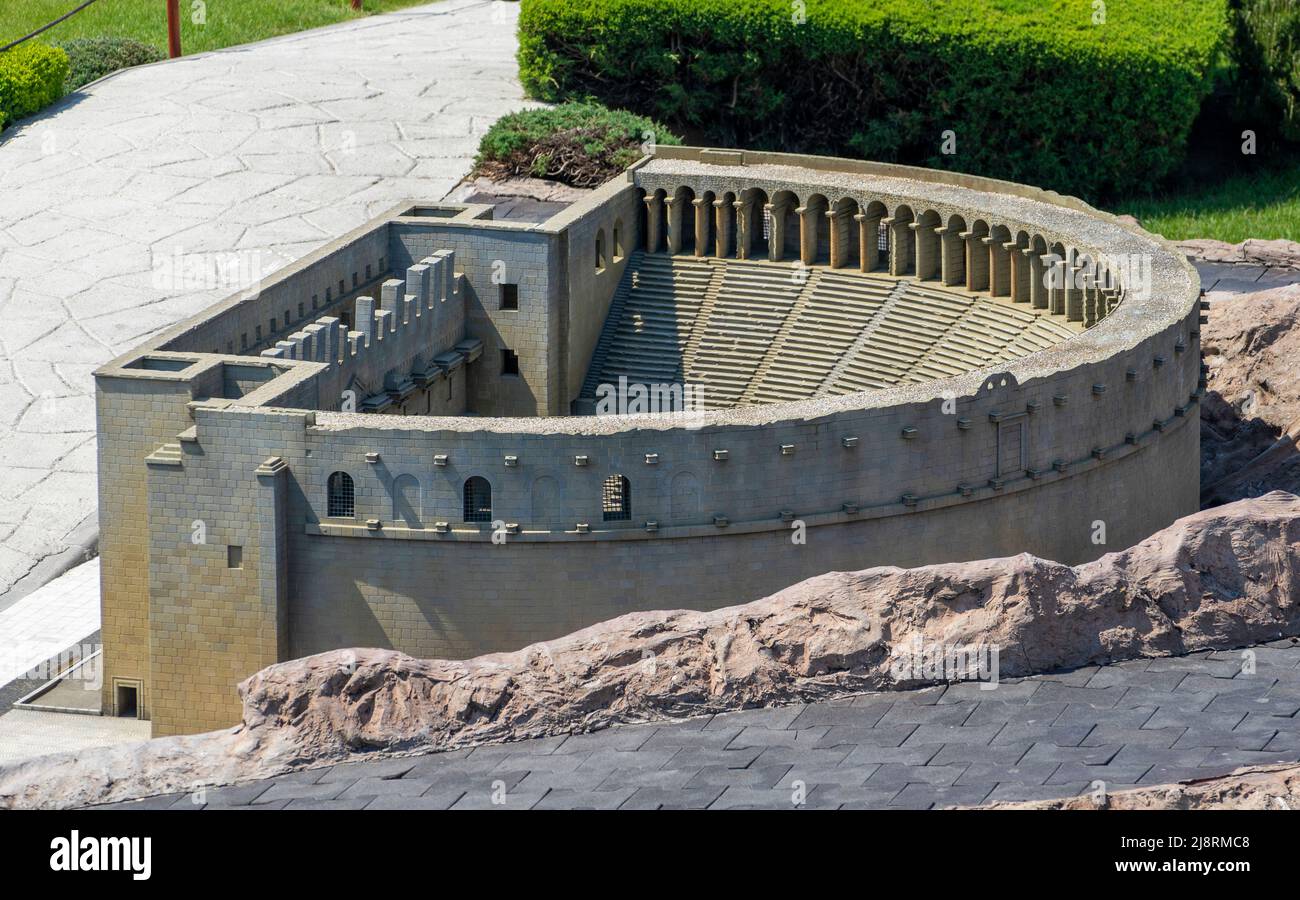 Vista del teatro romano Aspendos nel Parco Miniaturk, Istanbul. Foto Stock
