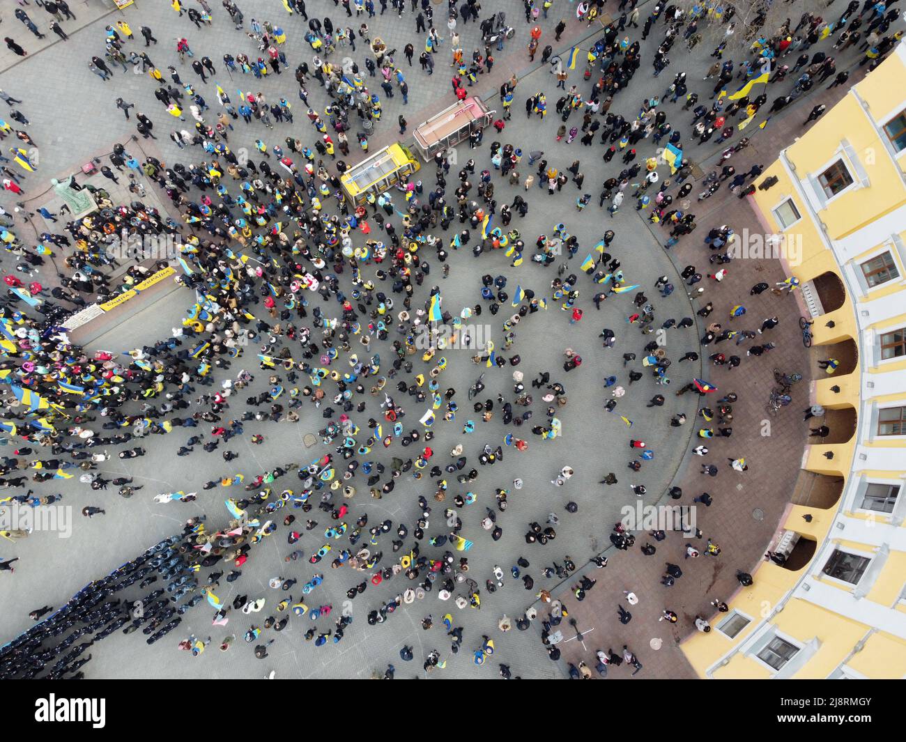 Odessa, Ucraina. 20th Feb 2022. NOTA DELL'EDITORE : immagine scattata con drone.A grande folla di persone che detengono bandiere ucraine è visto vicino al monumento al Duca de Richelieu. Incontri di massa a Odessa prima della guerra russo-ucraina. (Foto di Viacheslav Onyshchenko/SOPA Images/Sipa USA) Credit: Sipa USA/Alamy Live News Foto Stock