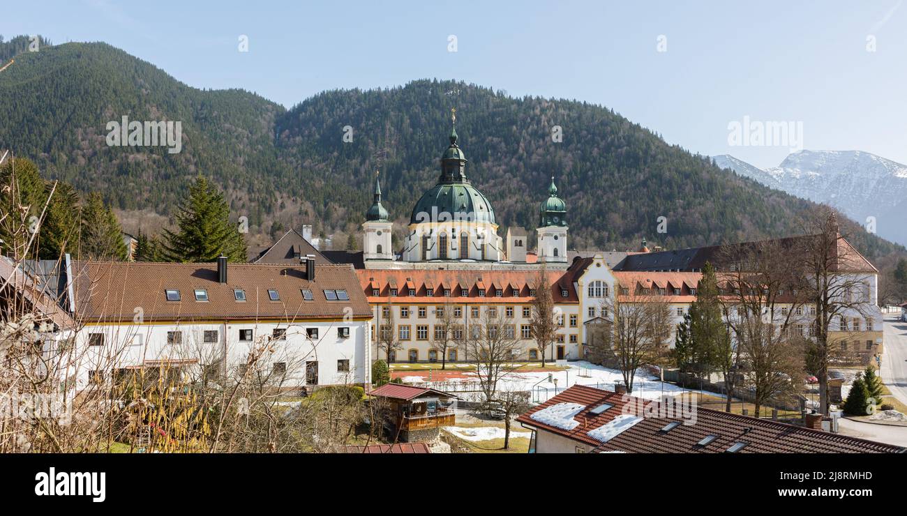 Ettal, Germania - 26 feb 2021: Panorama con edifici e basilica dell'abbazia di Ettal (Kloster Ettal). Foto Stock