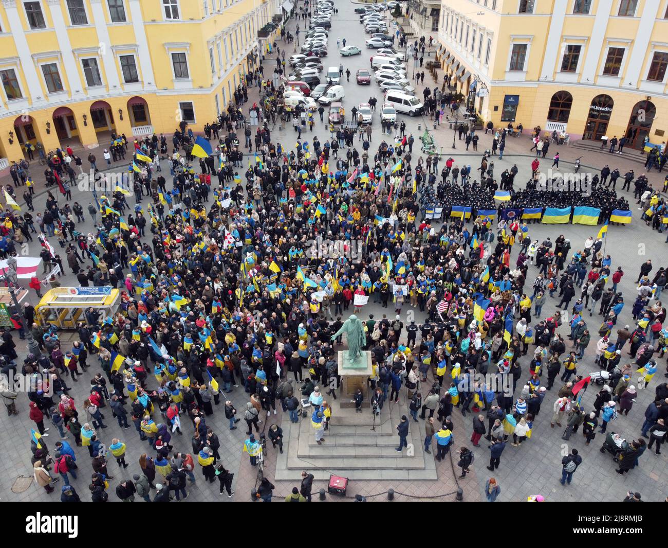 Odessa, Ucraina. 20th Feb 2022. NOTA DELL'EDITORE : immagine scattata con drone.A grande folla di persone che detengono bandiere ucraine è visto vicino al monumento al Duca de Richelieu. Incontri di massa a Odessa prima della guerra russo-ucraina. (Foto di Viacheslav Onyshchenko/SOPA Images/Sipa USA) Credit: Sipa USA/Alamy Live News Foto Stock