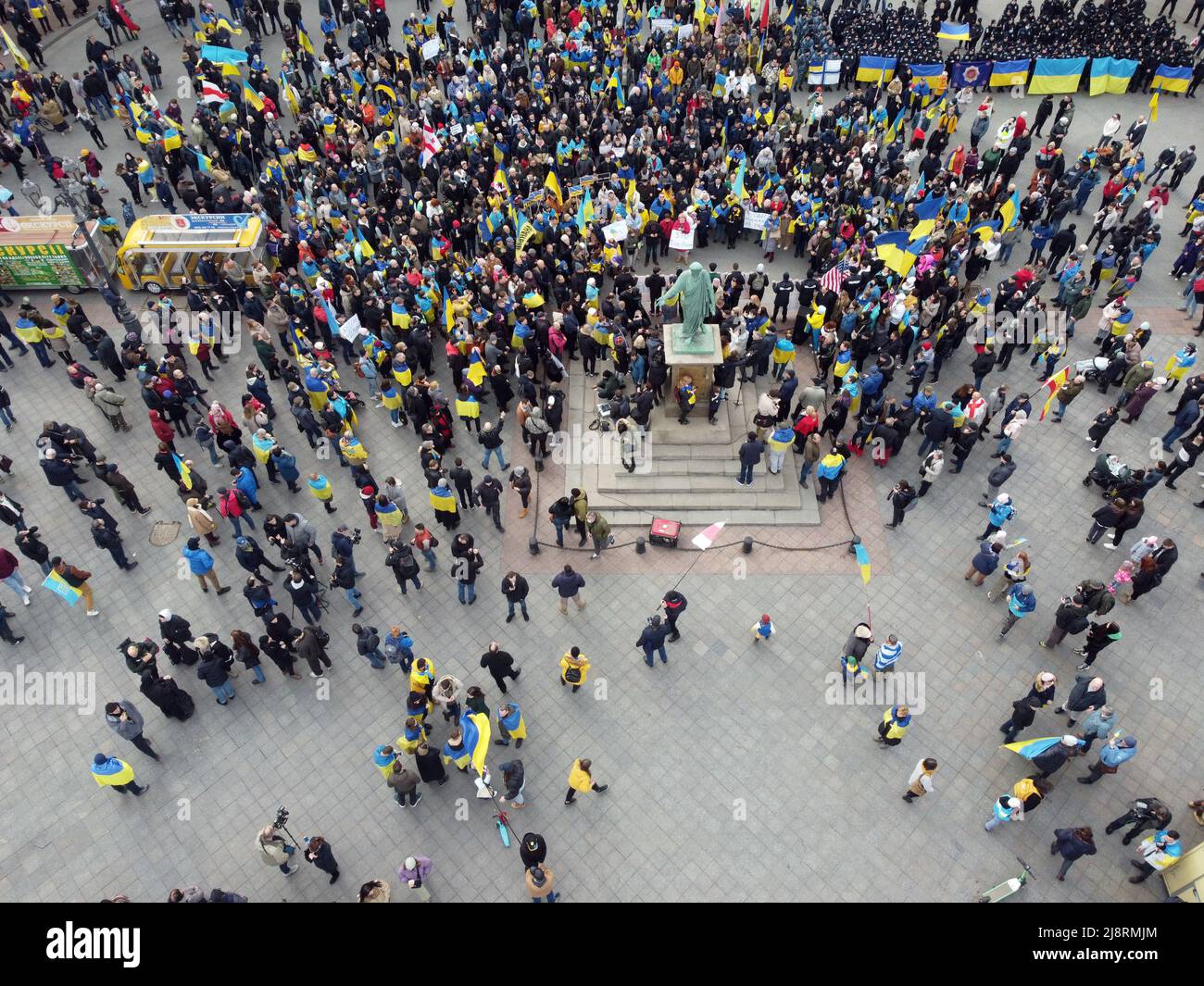 Odessa, Ucraina. 20th Feb 2022. NOTA DELL'EDITORE : immagine scattata con drone.A grande folla di persone che detengono bandiere ucraine è visto vicino al monumento al Duca de Richelieu. Incontri di massa a Odessa prima della guerra russo-ucraina. (Foto di Viacheslav Onyshchenko/SOPA Images/Sipa USA) Credit: Sipa USA/Alamy Live News Foto Stock