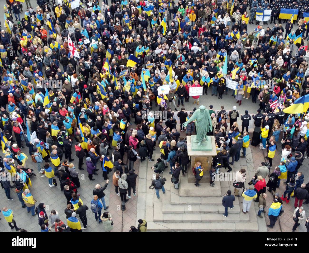 Odessa, Ucraina. 20th Feb 2022. NOTA DELL'EDITORE : immagine scattata con drone.A grande folla di persone che detengono bandiere ucraine è visto vicino al monumento al Duca de Richelieu. Incontri di massa a Odessa prima della guerra russo-ucraina. (Foto di Viacheslav Onyshchenko/SOPA Images/Sipa USA) Credit: Sipa USA/Alamy Live News Foto Stock