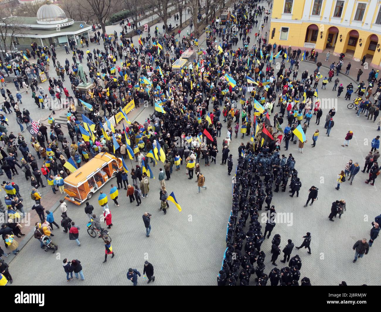Odessa, Ucraina. 20th Feb 2022. NOTA DELL'EDITORE : immagine scattata con drone.A grande folla di persone che detengono bandiere ucraine è visto vicino al monumento al Duca de Richelieu. Incontri di massa a Odessa prima della guerra russo-ucraina. (Foto di Viacheslav Onyshchenko/SOPA Images/Sipa USA) Credit: Sipa USA/Alamy Live News Foto Stock