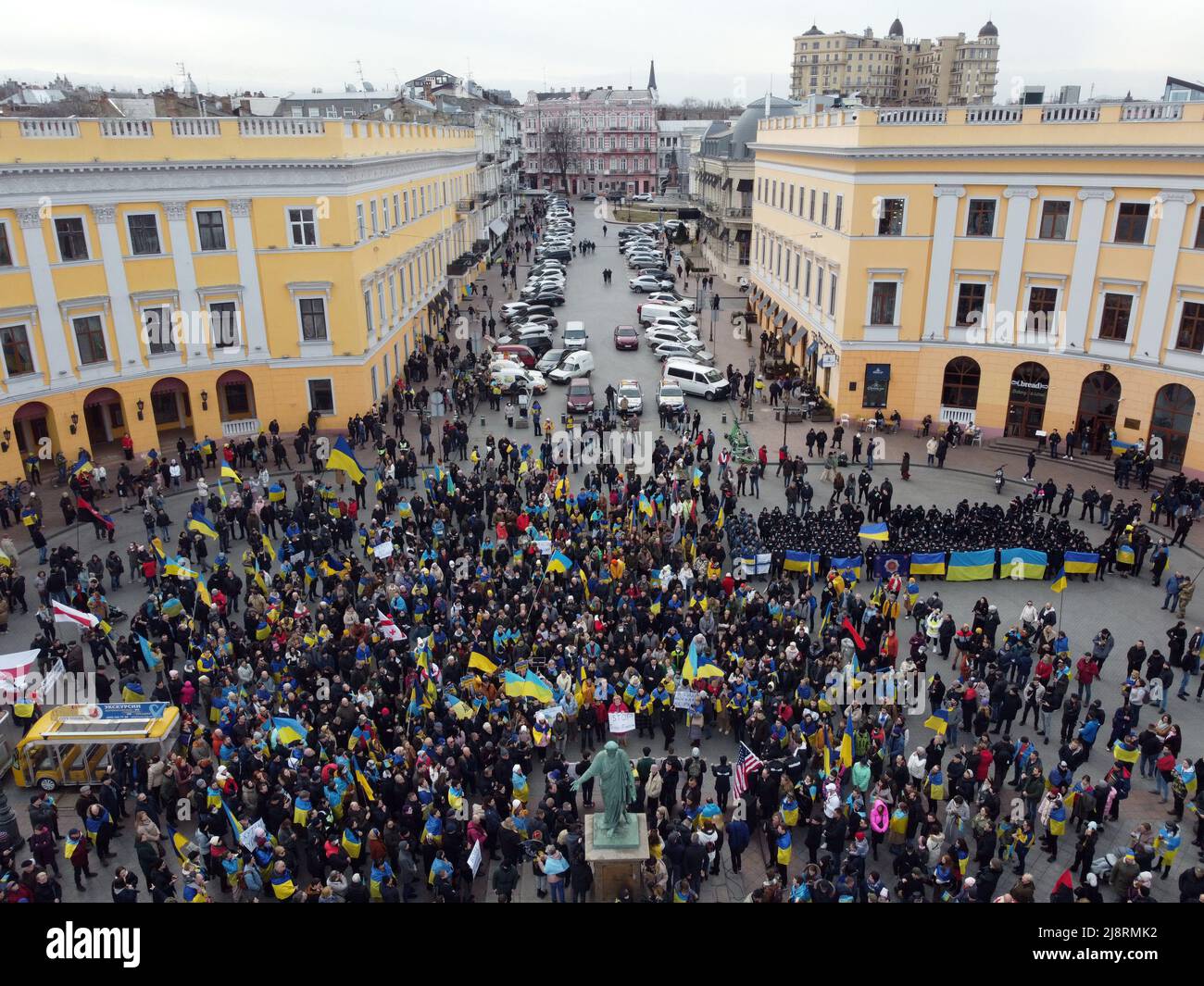 Odessa, Ucraina. 20th Feb 2022. NOTA DELL'EDITORE : immagine scattata con drone.A grande folla di persone che detengono bandiere ucraine è visto vicino al monumento al Duca de Richelieu. Incontri di massa a Odessa prima della guerra russo-ucraina. (Foto di Viacheslav Onyshchenko/SOPA Images/Sipa USA) Credit: Sipa USA/Alamy Live News Foto Stock