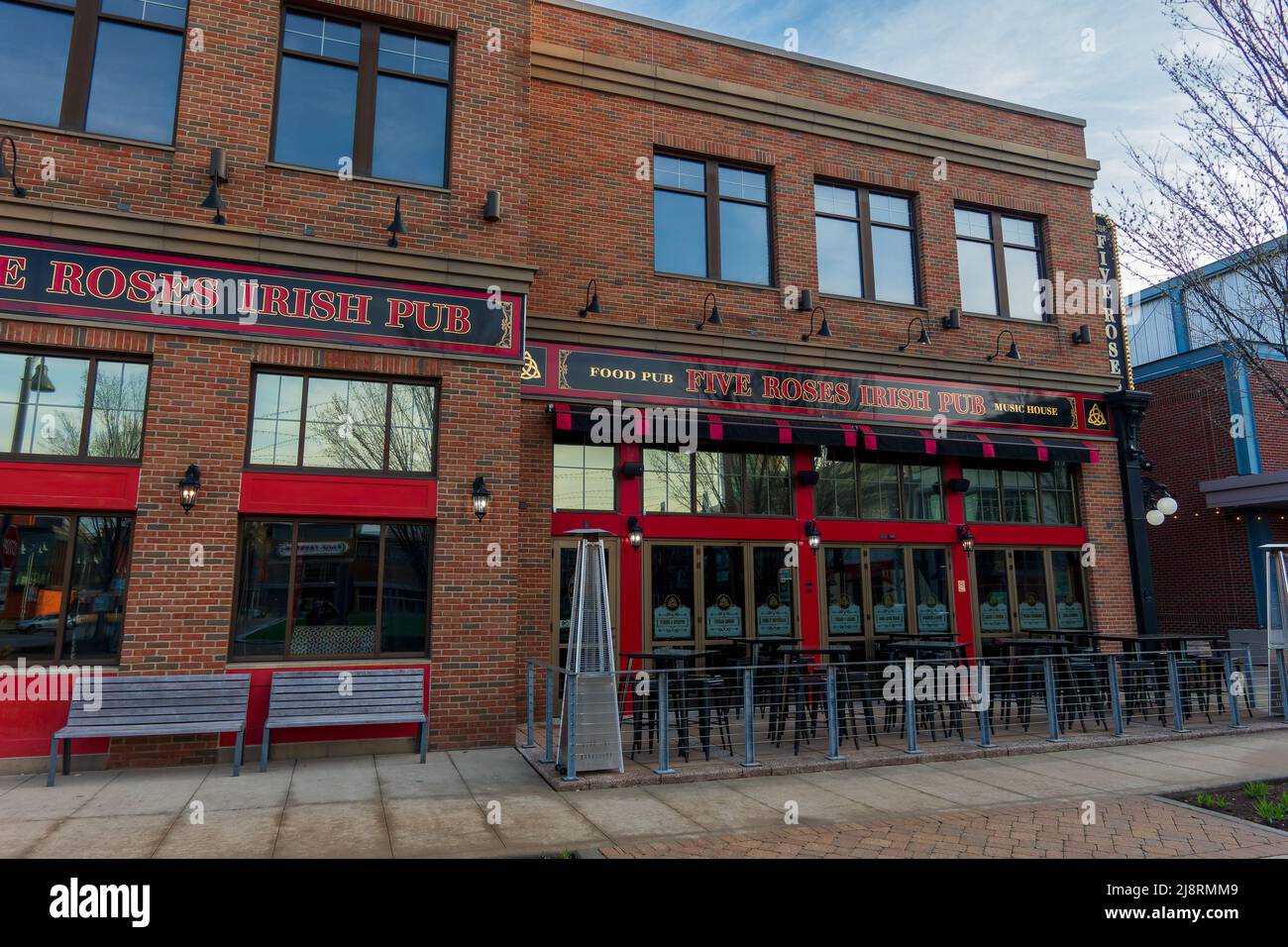 Rosemont, il - 23 APRILE 2022: L'esterno della vista il Five Roses Irish Pub Foto Stock