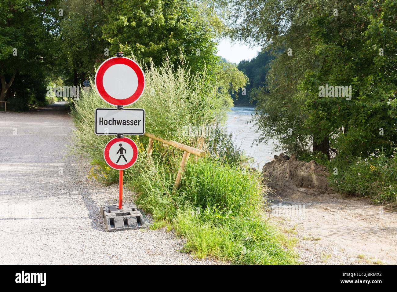 Burghausen, Germania - 24 luglio 2021: Cartello Hochwasser (alluvione) su un sentiero. Sul lato sinistro del fiume Salzach. Foto Stock