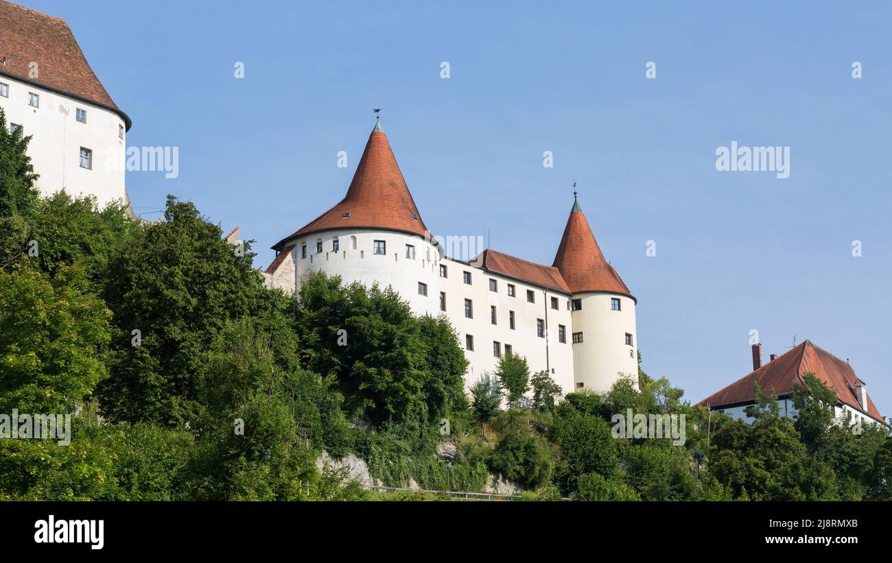Burghausen, Germania - 24 luglio 2021: Vista sul cosiddetto Kastenamt con Chimney Sweep's Tower (a sinistra) e Master Carpenter's Tower (a destra). Foto Stock