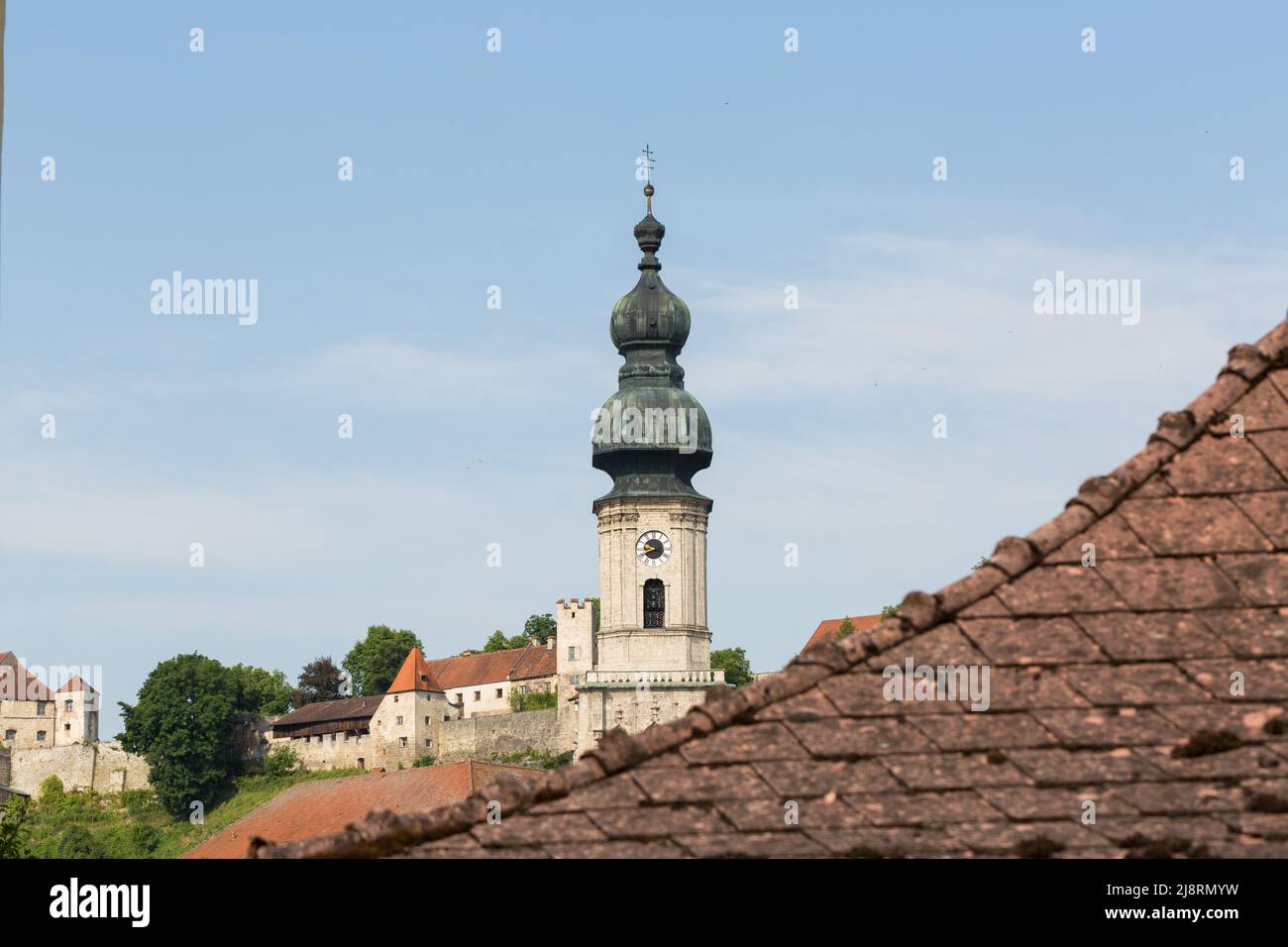 Burghausen, Germania - 24 luglio 2021: Vista sul campanile della chiesa di San Jakob. Foto Stock