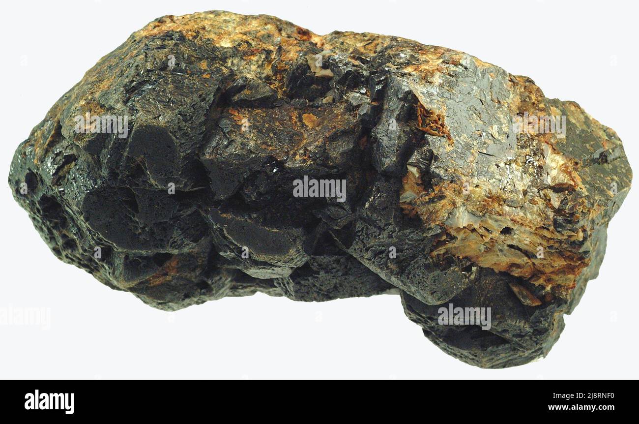 Gahnite (ZnAl2O4) con sphalerite (ZnS) la Gahnite è uno dei membri più rarissimi del gruppo spinello di minerali, un importante gruppo di ossidi. La gahnite (ZnAl2O4) si forma in alcuni pegmatiti granitici, depositi di zinco e nelle scarne. In questa foto appare come grandi cristalli grigio scuro. È accompagnato da sphalerite (ZnS, il minerale brunastro). La gahnite è un importante minerale di zinco, così come la sphalerite. Foto Stock